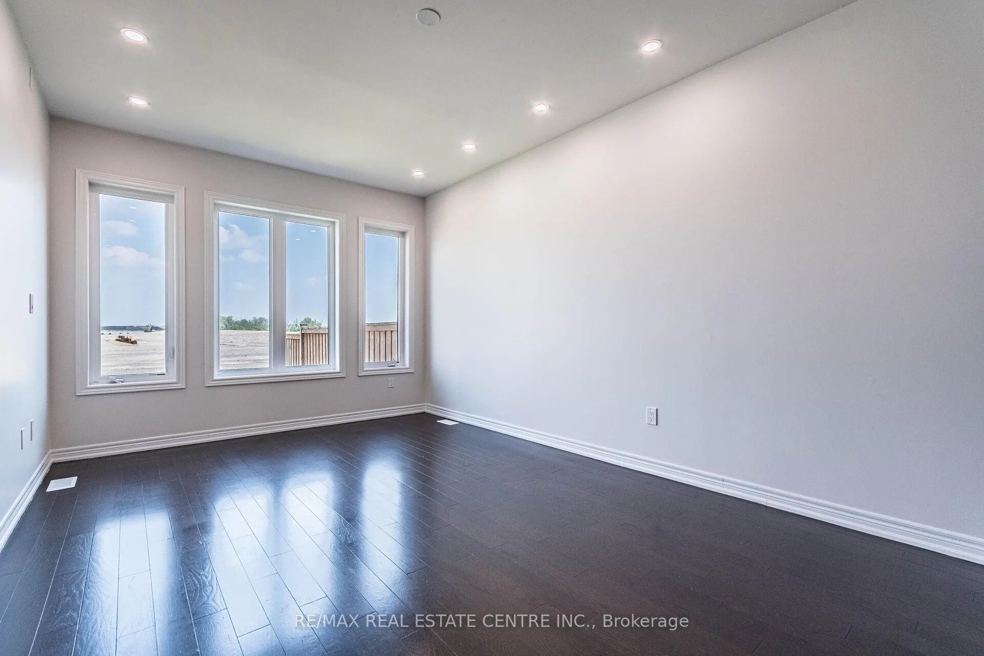 Photo 3 of 31 Bayonne Drive, Hamilton, Stoney Creek — HOMEH