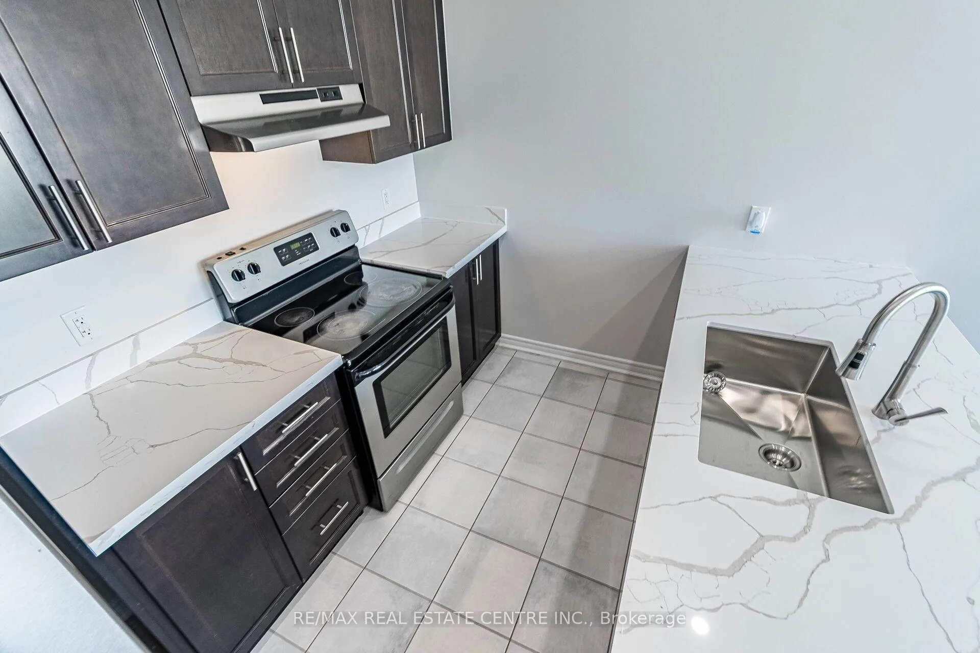 Photo 15 of 31 Bayonne Drive, Hamilton, Stoney Creek — HOMEH