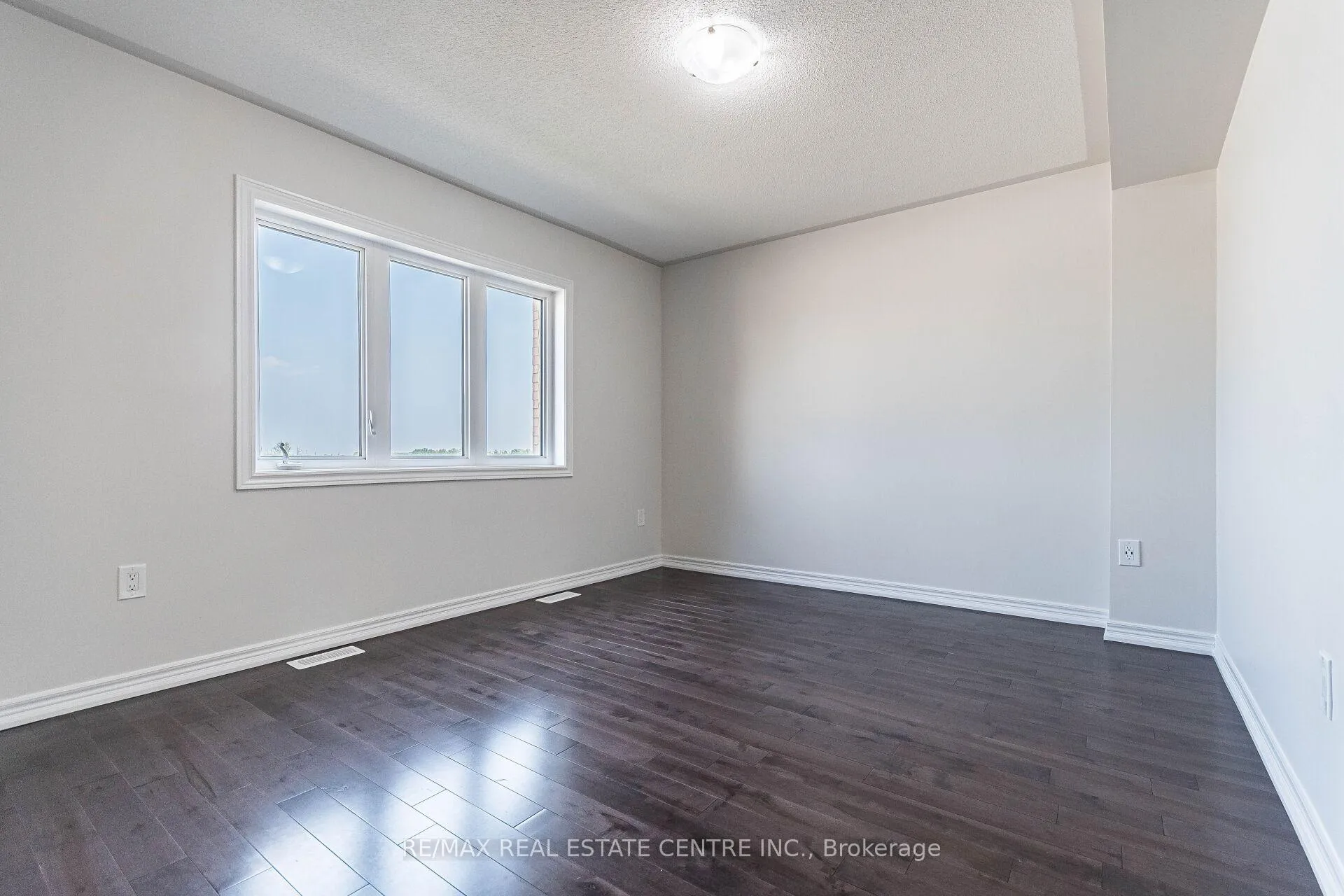 Photo 22 of 31 Bayonne Drive, Hamilton, Stoney Creek — HOMEH