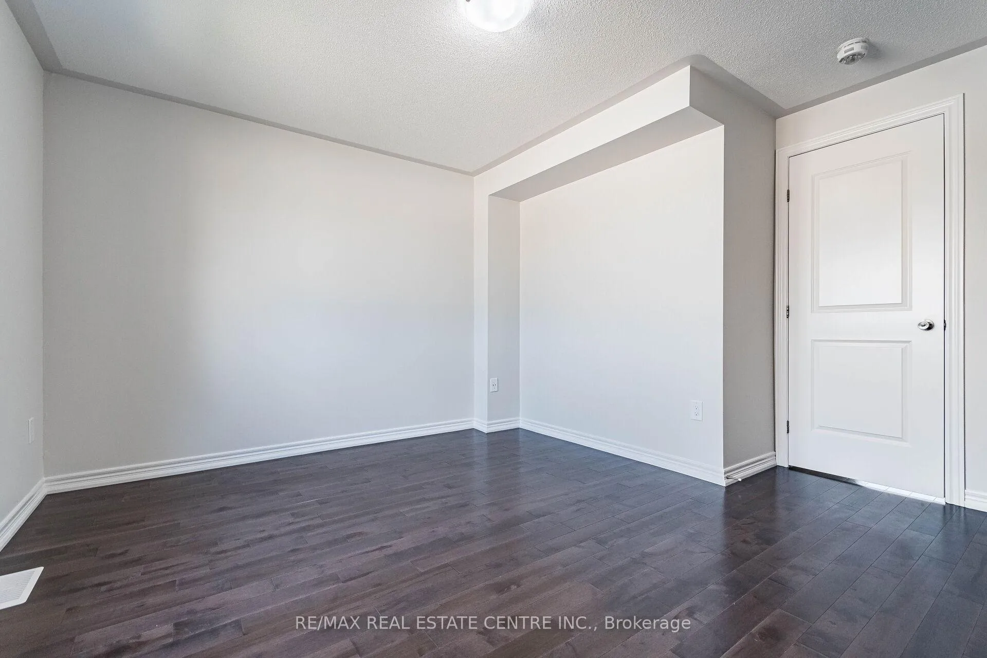 Photo 23 of 31 Bayonne Drive, Hamilton, Stoney Creek — HOMEH