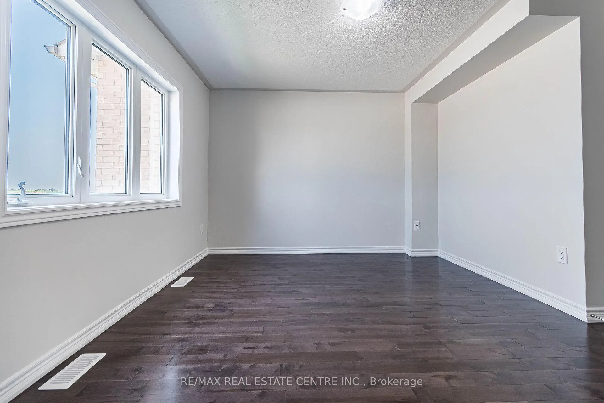 Photo 24 of 31 Bayonne Drive, Hamilton, Stoney Creek — HOMEH
