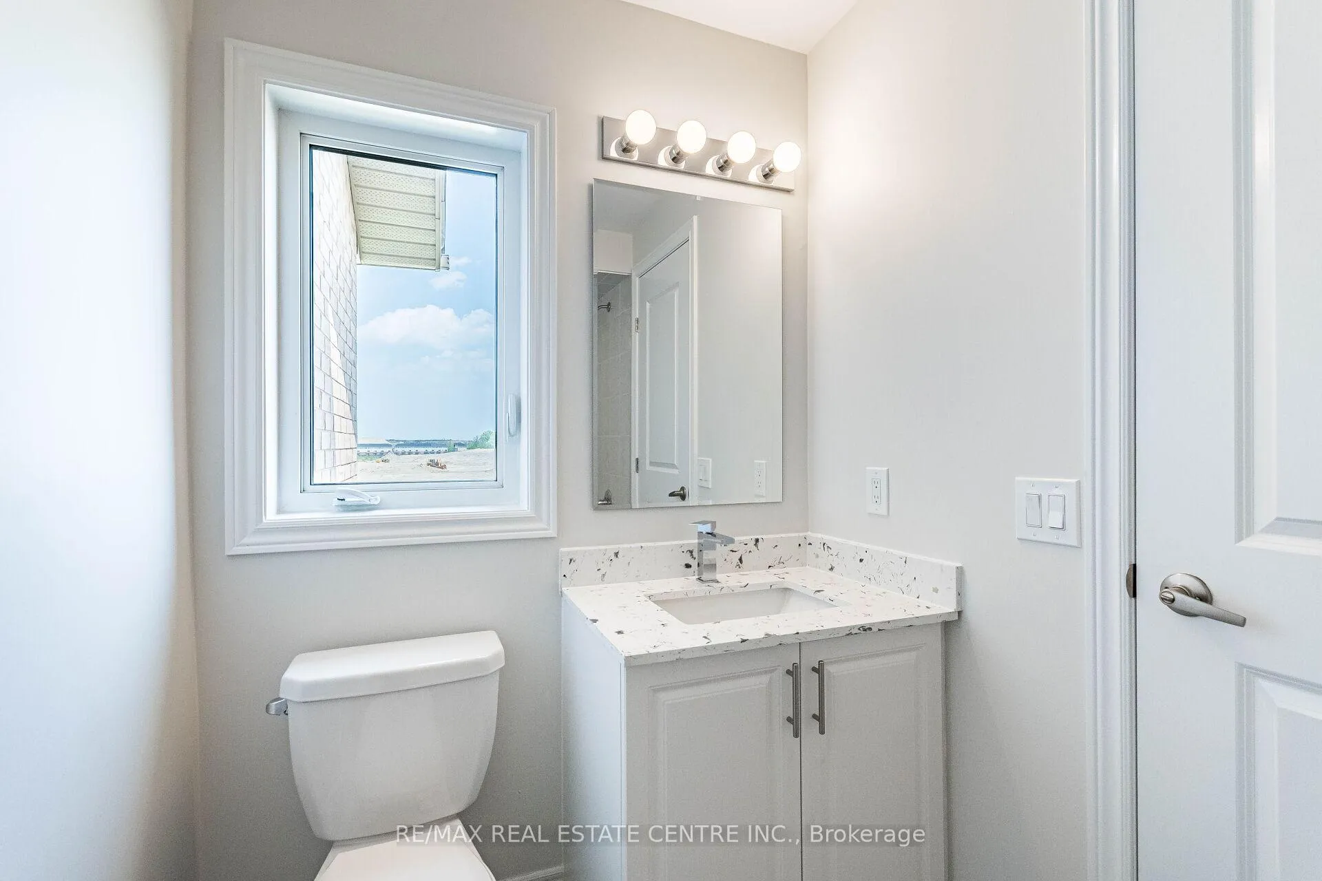 Photo 25 of 31 Bayonne Drive, Hamilton, Stoney Creek — HOMEH