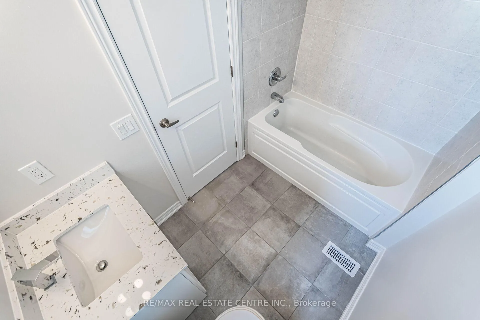 Photo 26 of 31 Bayonne Drive, Hamilton, Stoney Creek — HOMEH