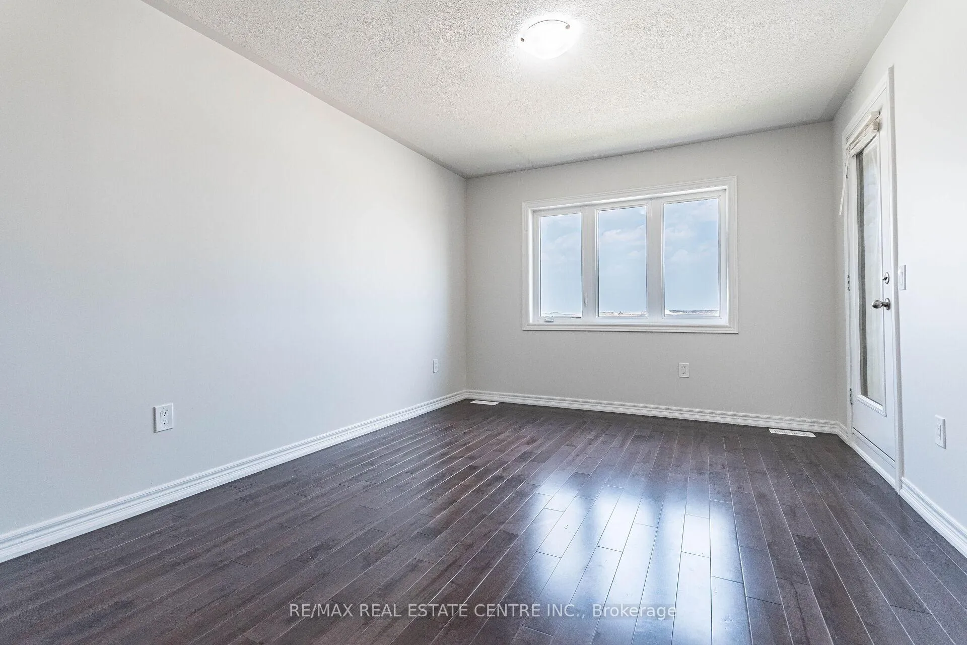 Photo 32 of 31 Bayonne Drive, Hamilton, Stoney Creek — HOMEH