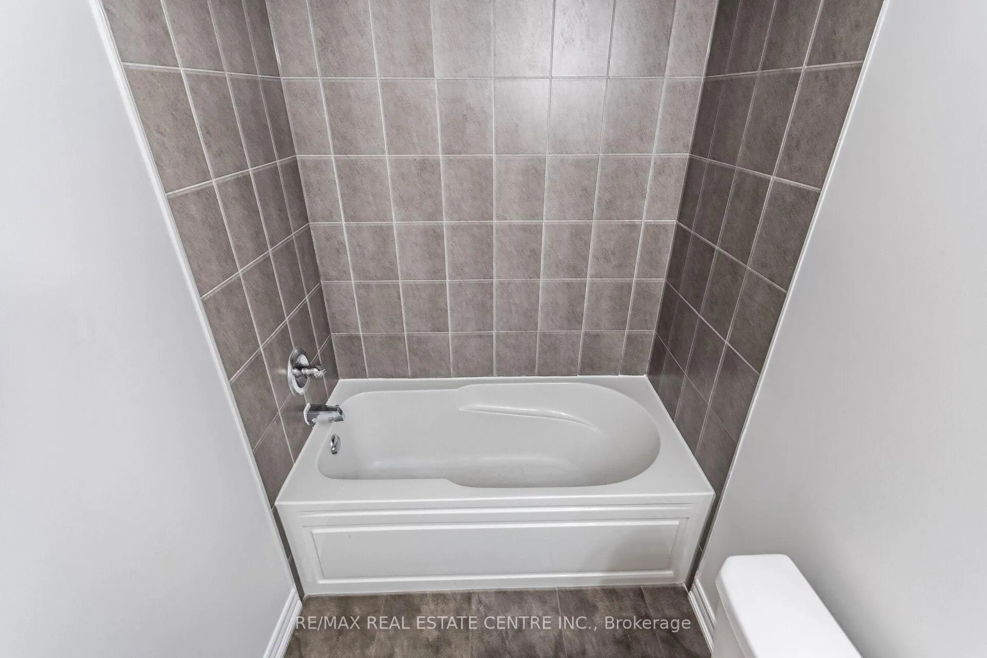 Photo 36 of 31 Bayonne Drive, Hamilton, Stoney Creek — HOMEH