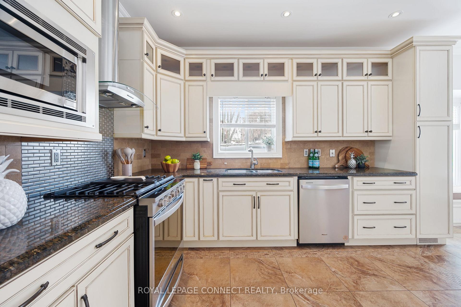 Photo 21 of 95 Pinnacle Trail, Aurora, Bayview Wellington — HOMEH
