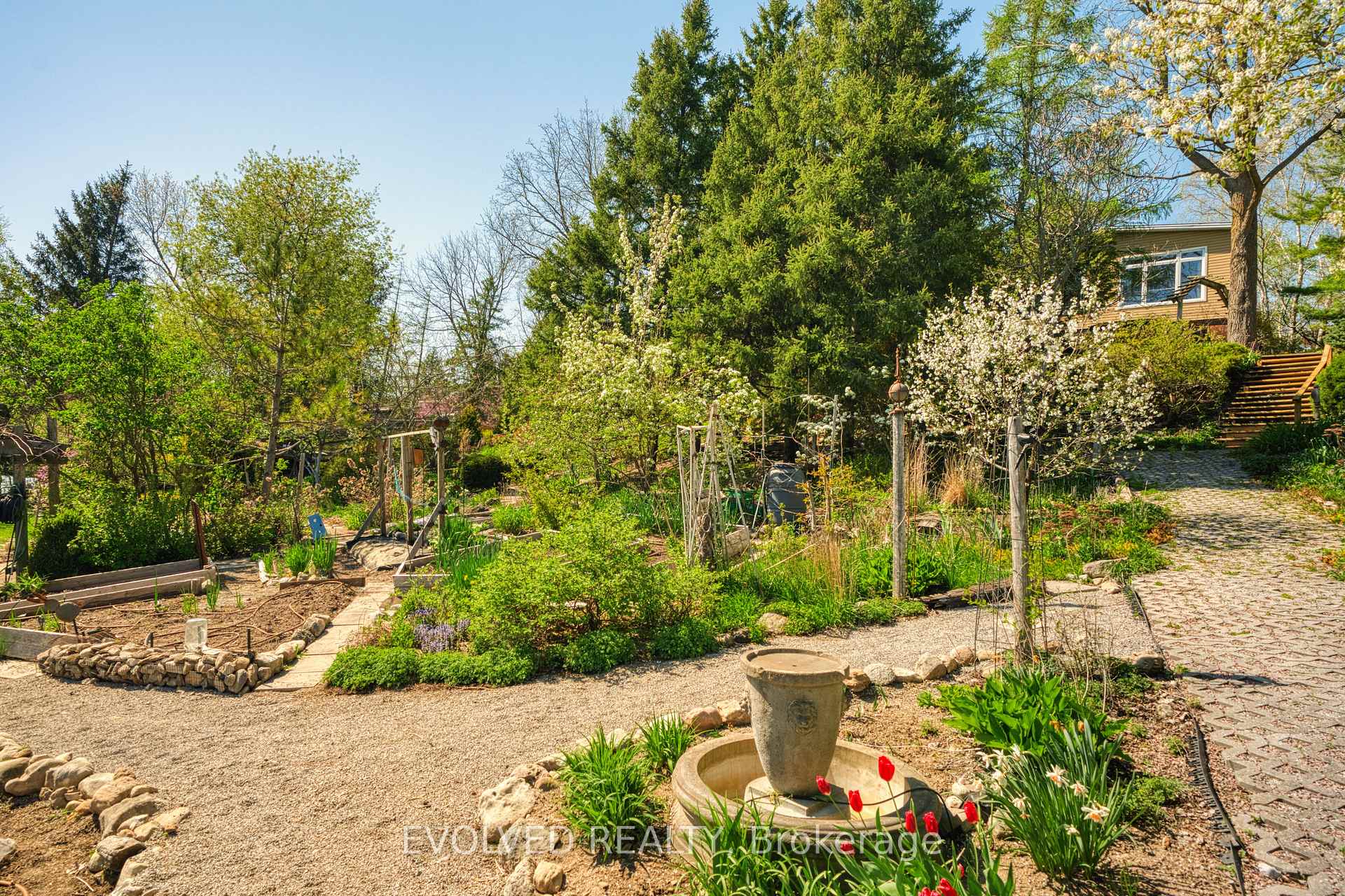 Photo 40 of 1336 Safari Road, Hamilton, Rural Flamborough — HOMEH