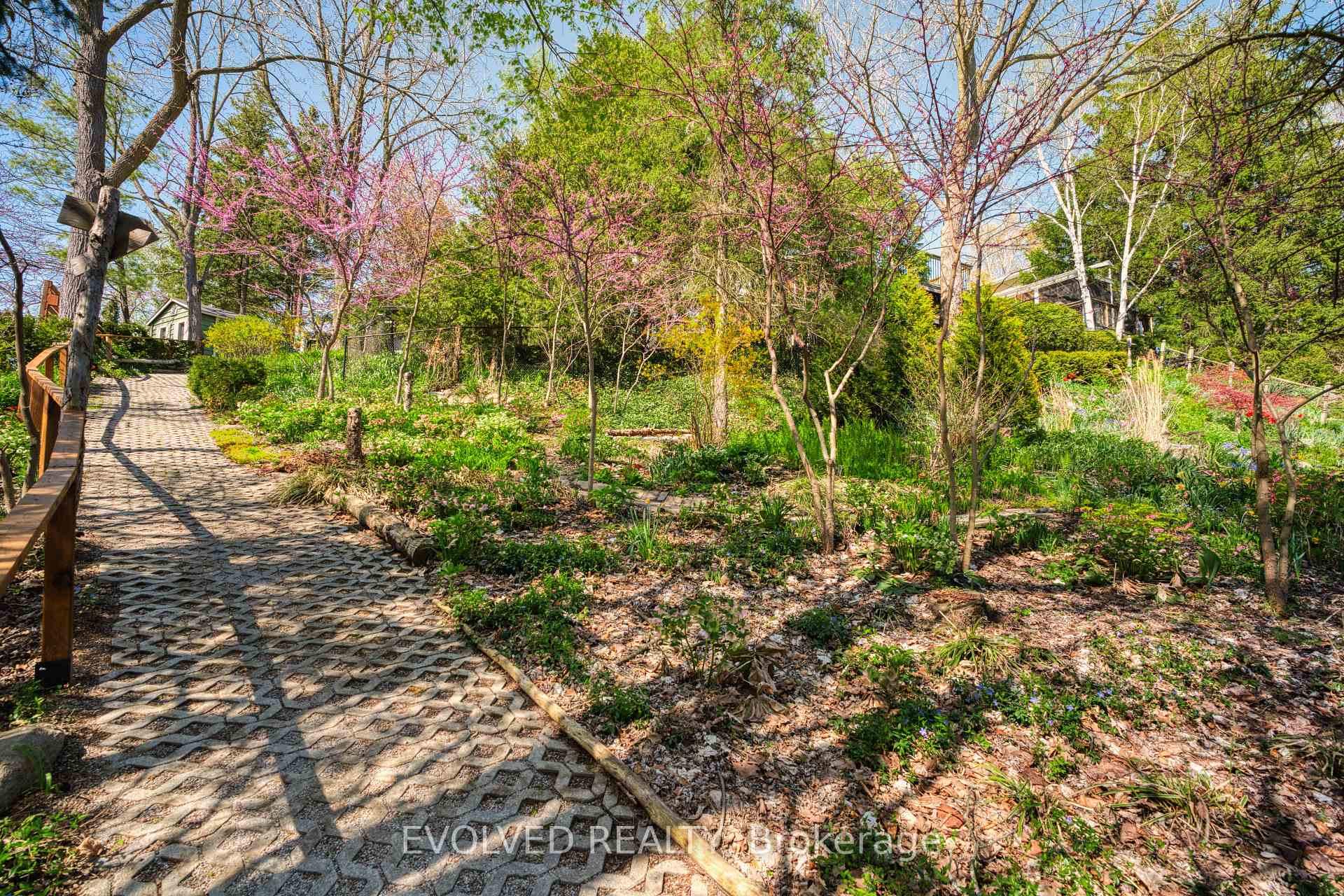 Photo 43 of 1336 Safari Road, Hamilton, Rural Flamborough — HOMEH