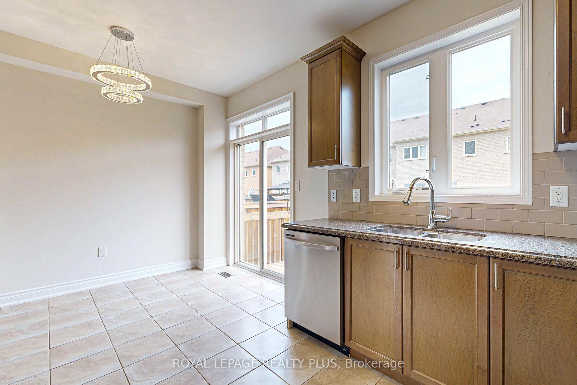 Photo 11 of 37 Teal Crest Circle, Brampton, Credit Valley — HOMEH