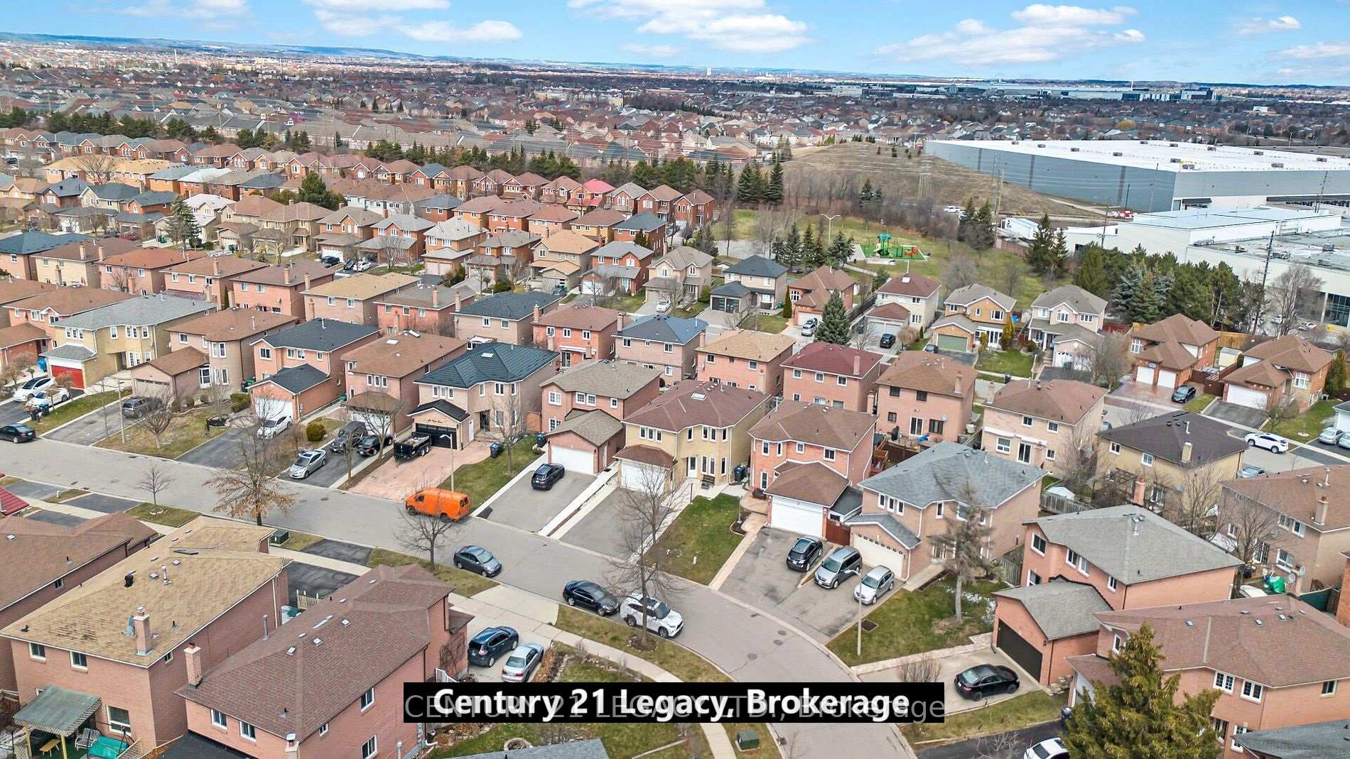 Photo 4 of 19 Kirk Drive, Brampton, Northwood Park — HOMEH