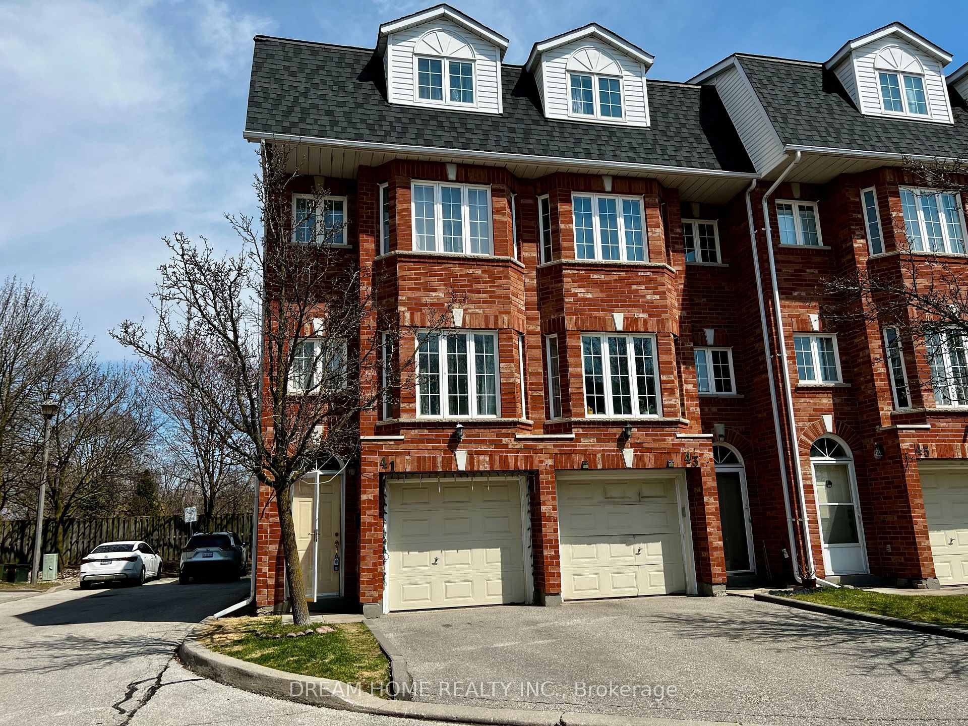 Photo 2 of 41 Bethune Way, Markham, Milliken Mills East — HOMEH
