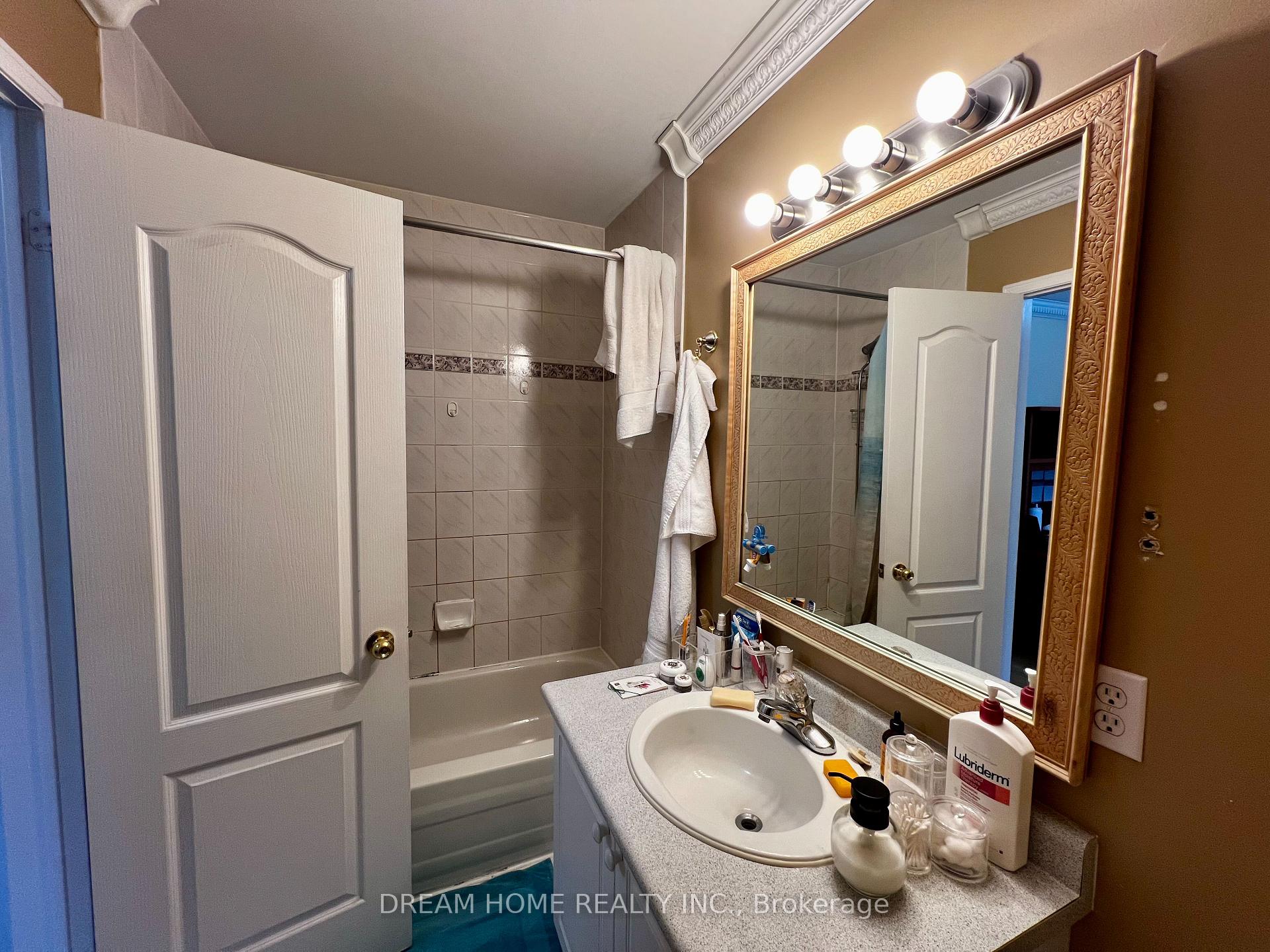 Photo 32 of 41 Bethune Way, Markham, Milliken Mills East — HOMEH