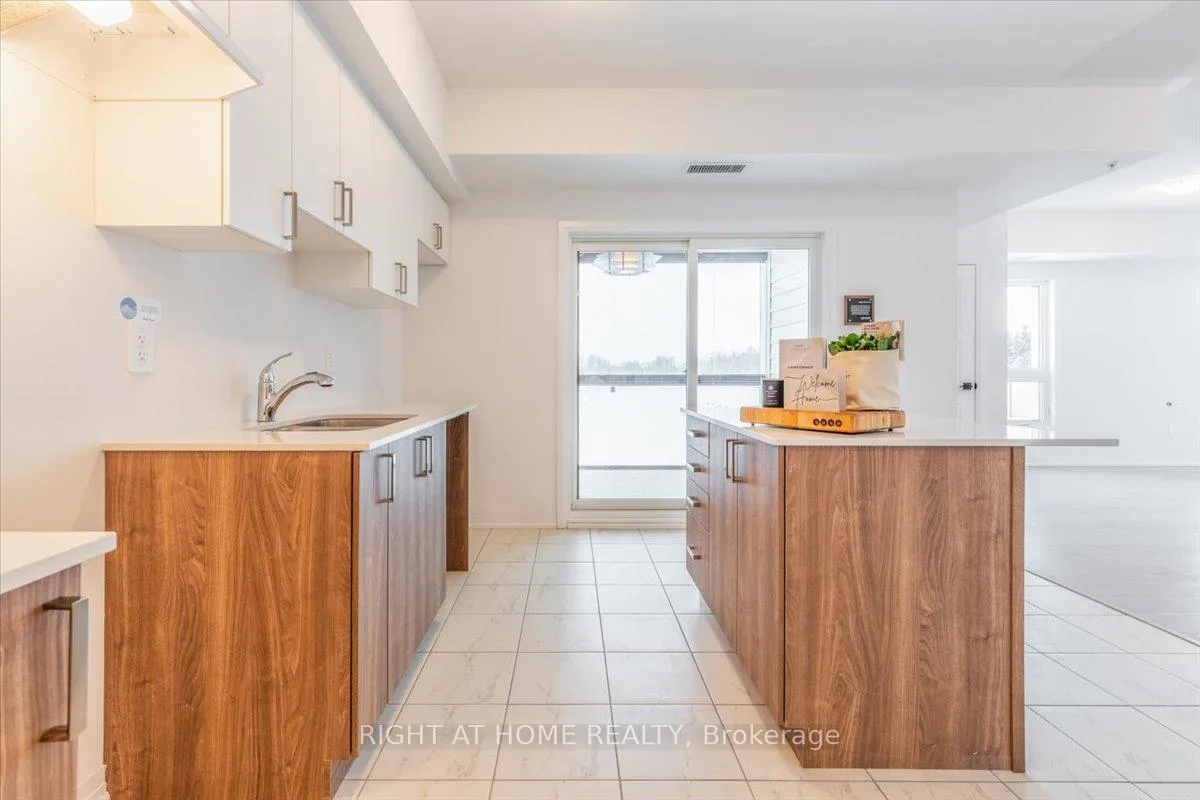 Photo 6 of Unit 302, 15 Kneeshaw Drive S, Barrie, Rural Barrie Southeast — HOMEH