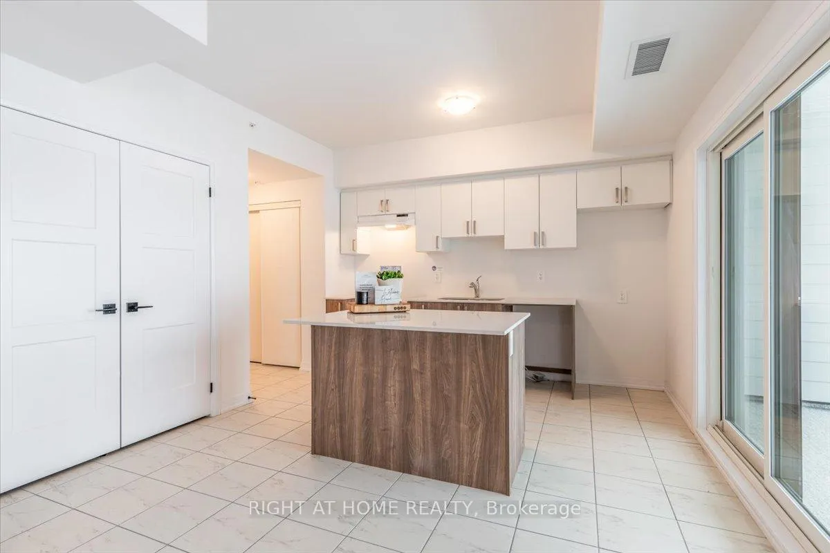 Photo 8 of Unit 302, 15 Kneeshaw Drive S, Barrie, Rural Barrie Southeast — HOMEH