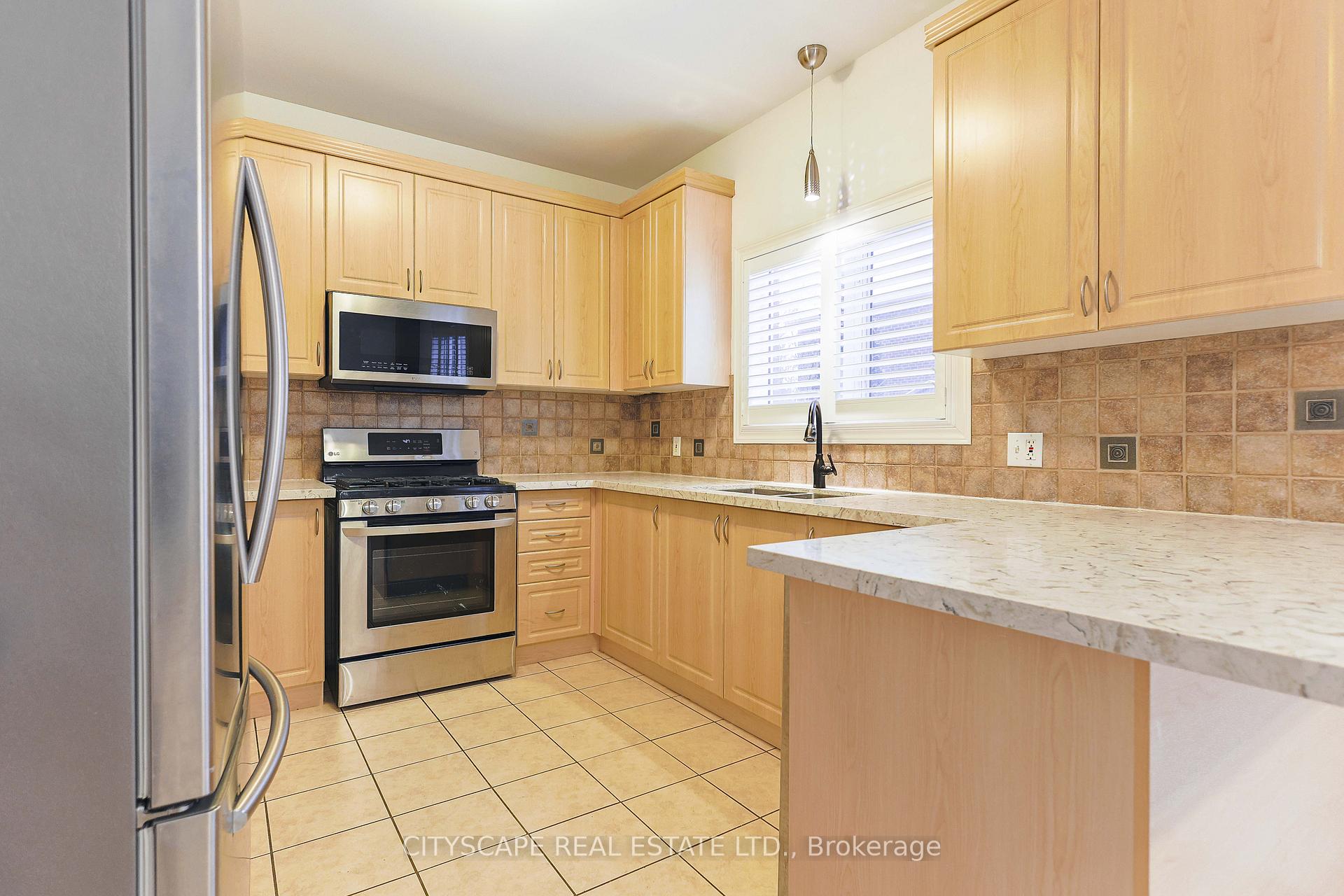 Photo 16 of 46 Bridgenorth Crescent, Hamilton, Winona Park — HOMEH