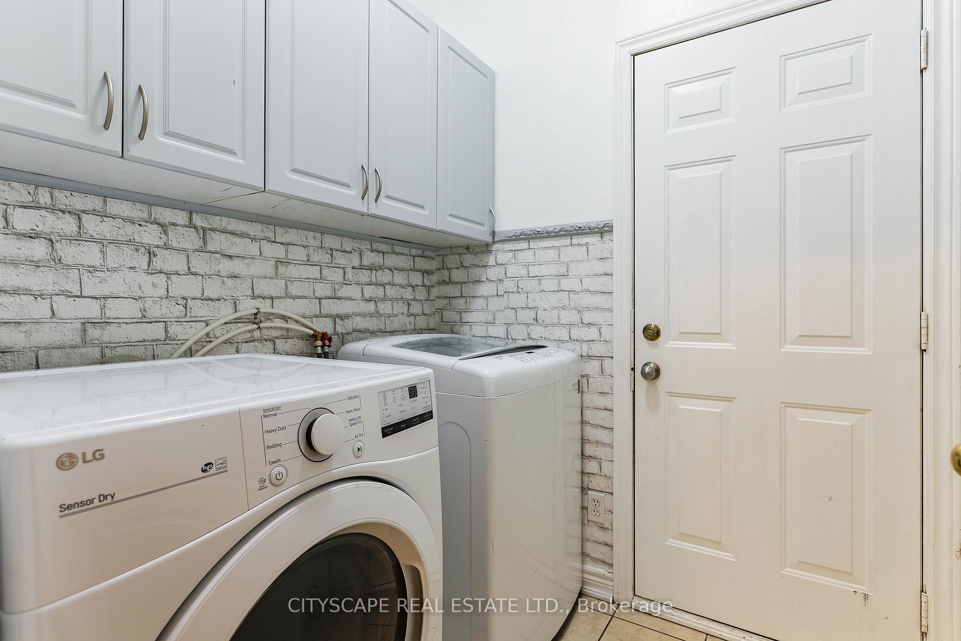 Photo 19 of 46 Bridgenorth Crescent, Hamilton, Winona Park — HOMEH