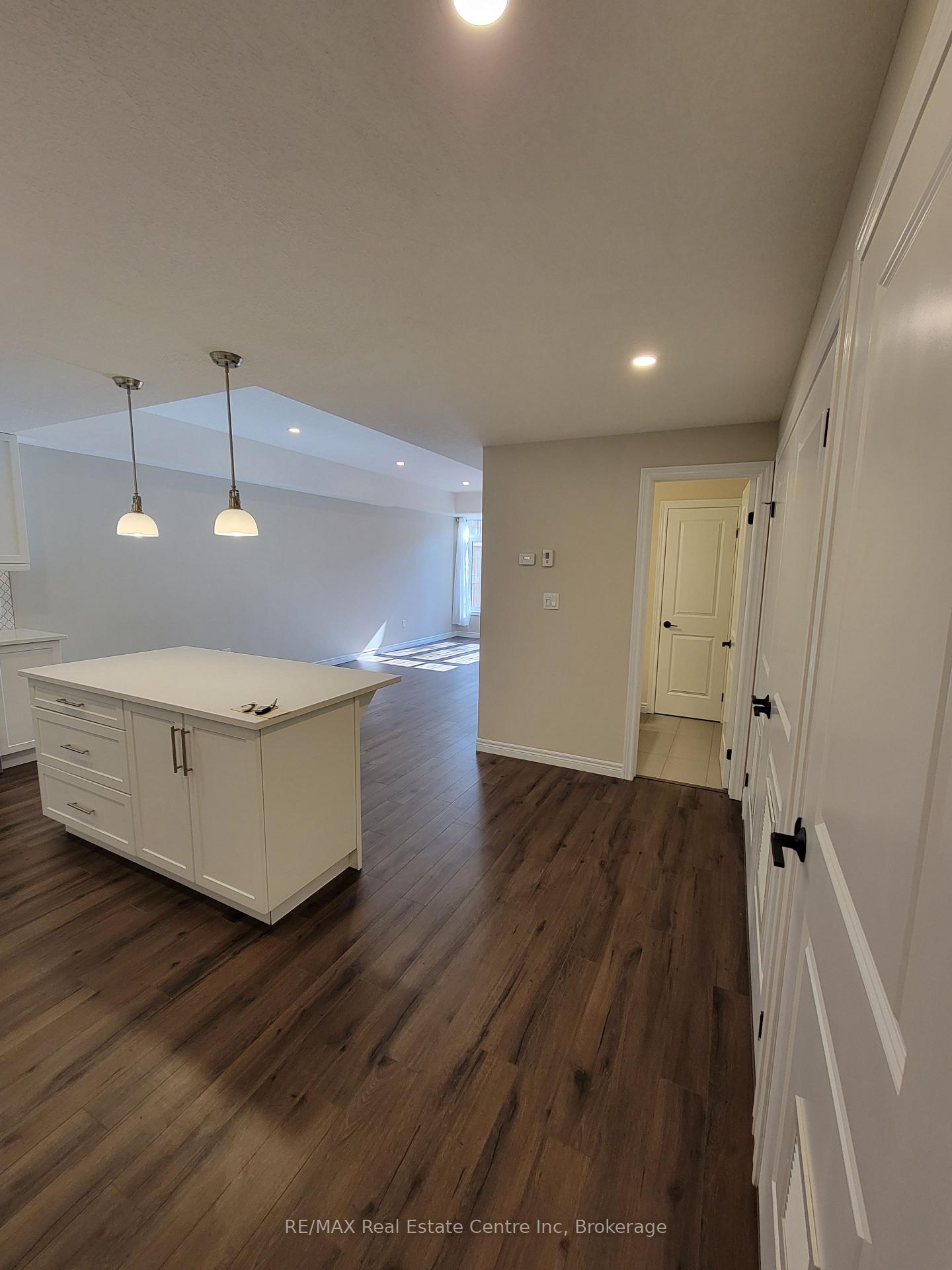 Photo 4 of Unit 101, 333 Gosling Gardens, Guelph, Clairfields/Hanlon Business Park — HOMEH