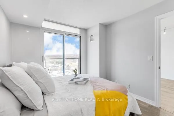 Photo 18 of Unit 1405, 1940 Ironstone Drive, Burlington, Uptown — HOMEH