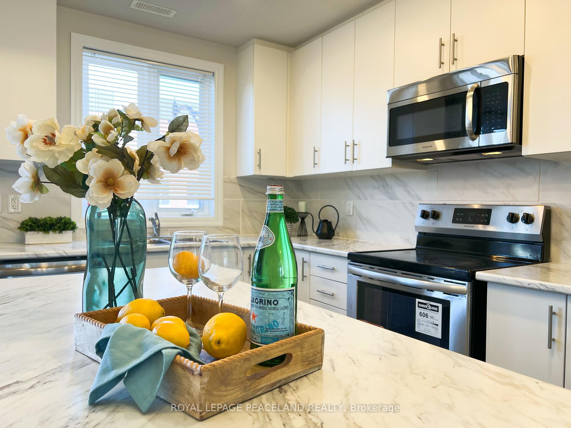 Photo 2 of Unit 5, 290 Barton Street W, Hamilton, Strathcona — HOMEH