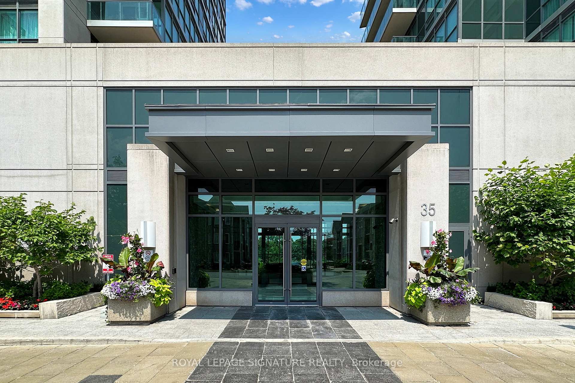 Photo 2 of Unit 422, 35 Brian Peck Crescent, Toronto, Thorncliffe Park — HOMEH