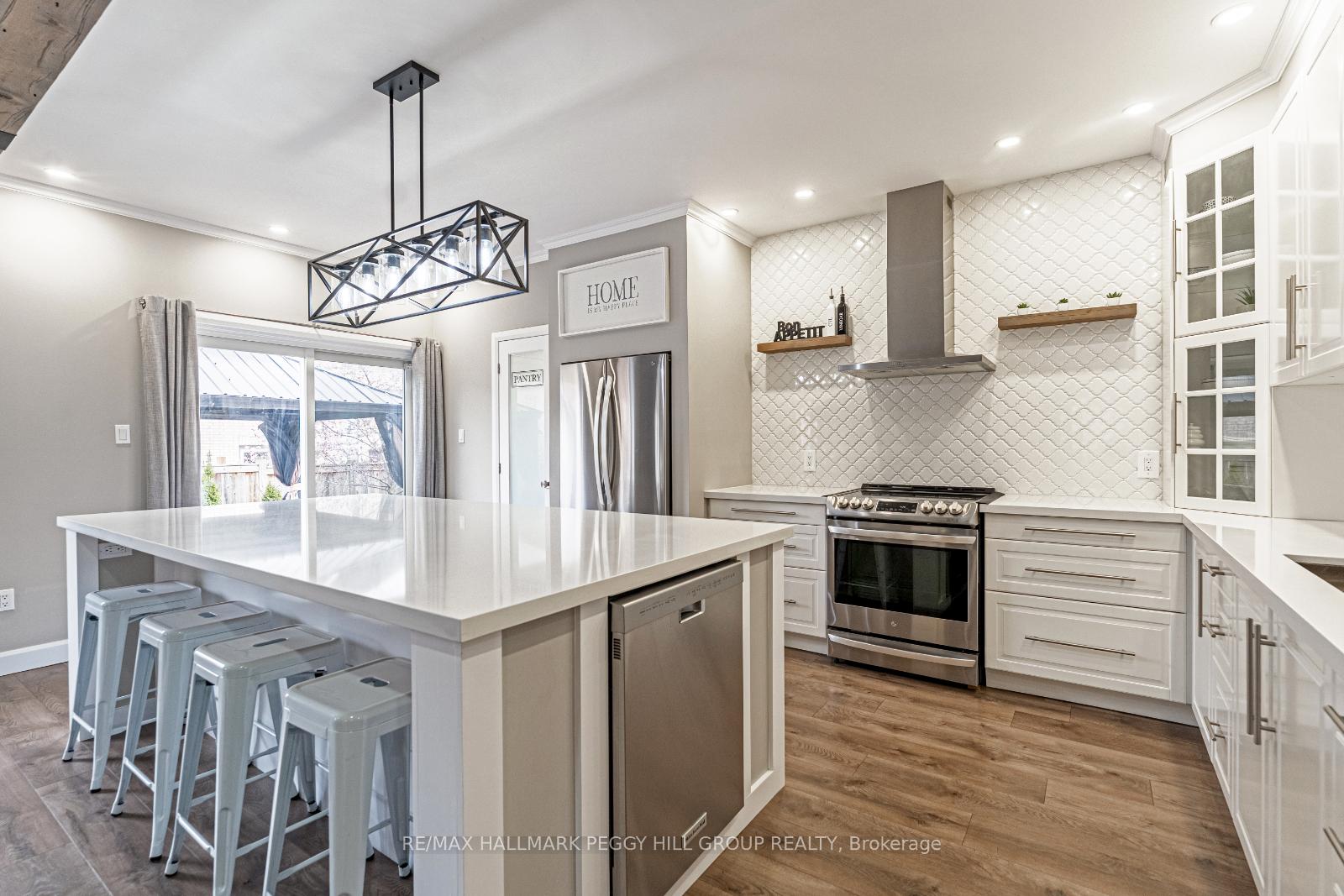 Photo 2 of 44 Tudor Crescent, Barrie, Innis-Shore — HOMEH