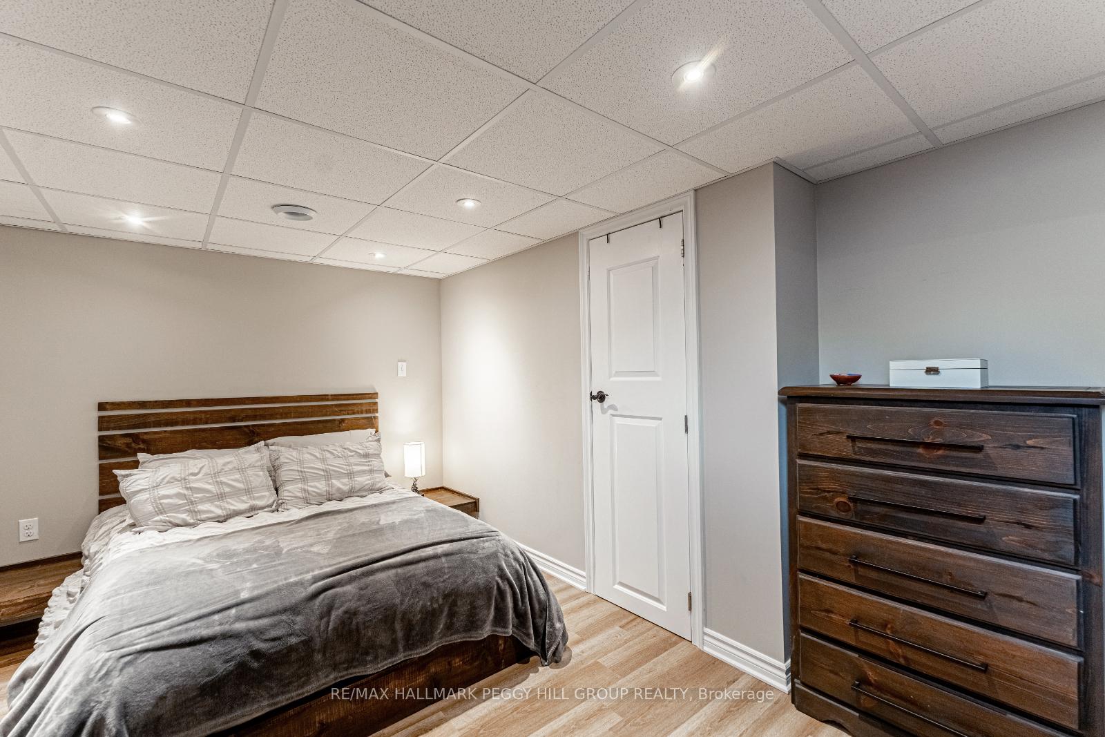 Photo 13 of 44 Tudor Crescent, Barrie, Innis-Shore — HOMEH