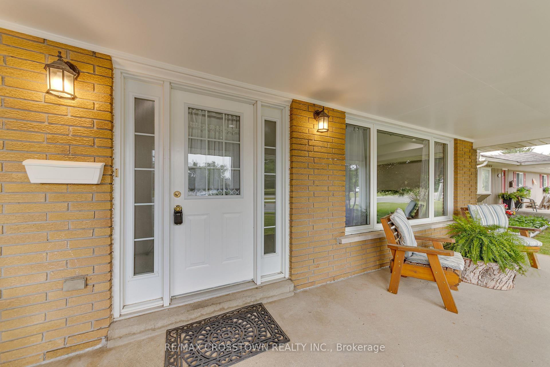 Photo 3 of 119 Bayview Drive, Barrie, Allandale Heights — HOMEH