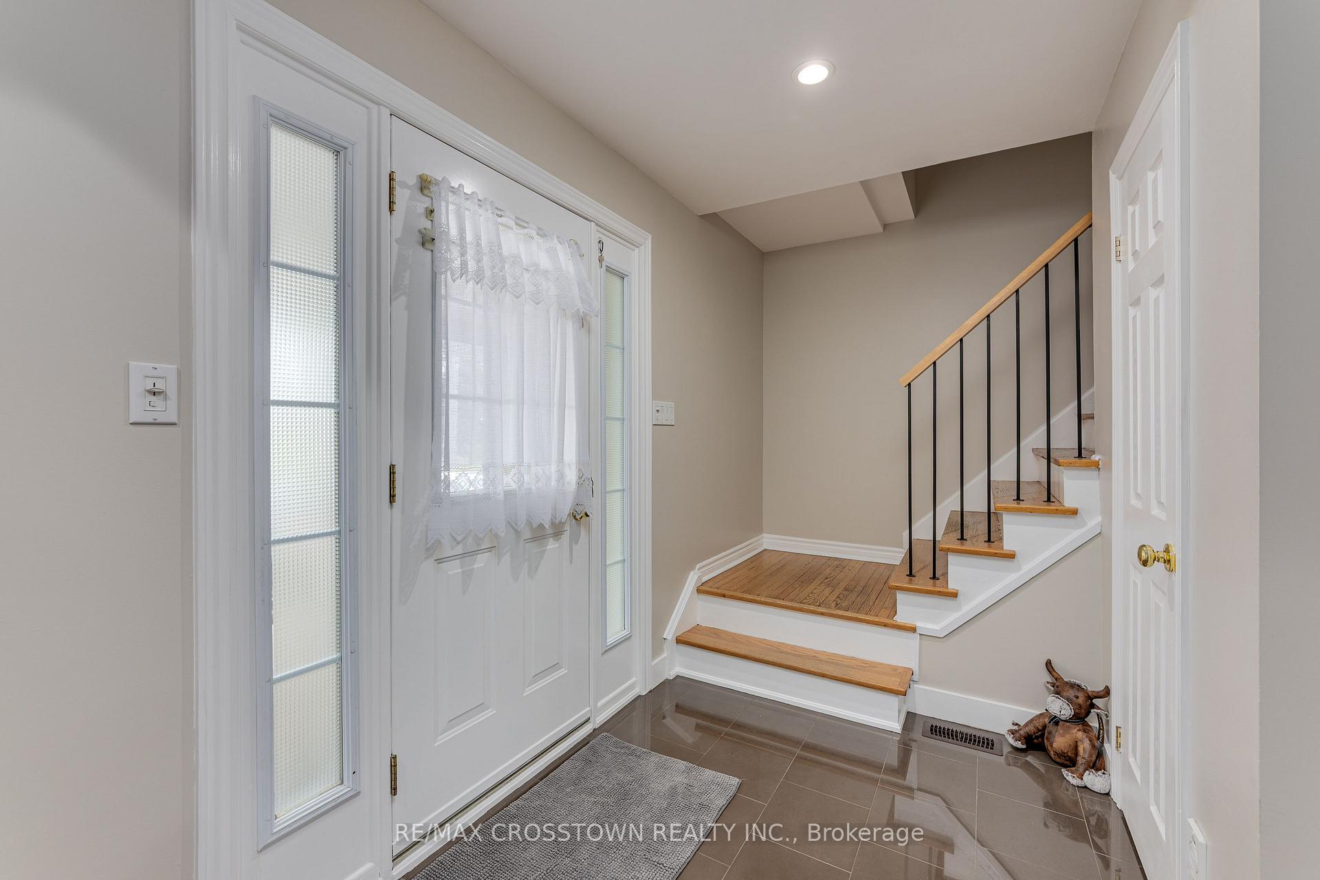 Photo 5 of 119 Bayview Drive, Barrie, Allandale Heights — HOMEH