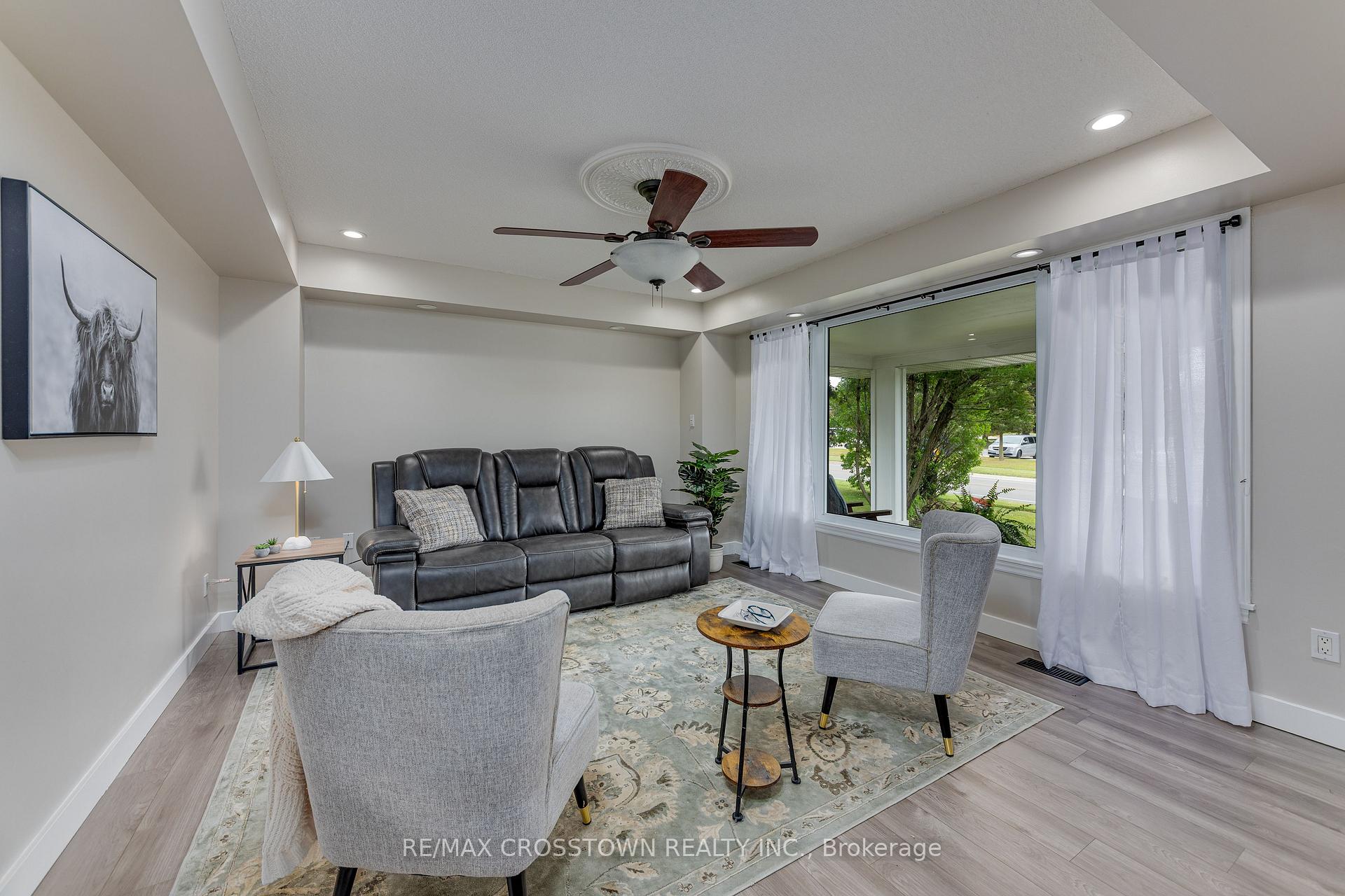 Photo 6 of 119 Bayview Drive, Barrie, Allandale Heights — HOMEH
