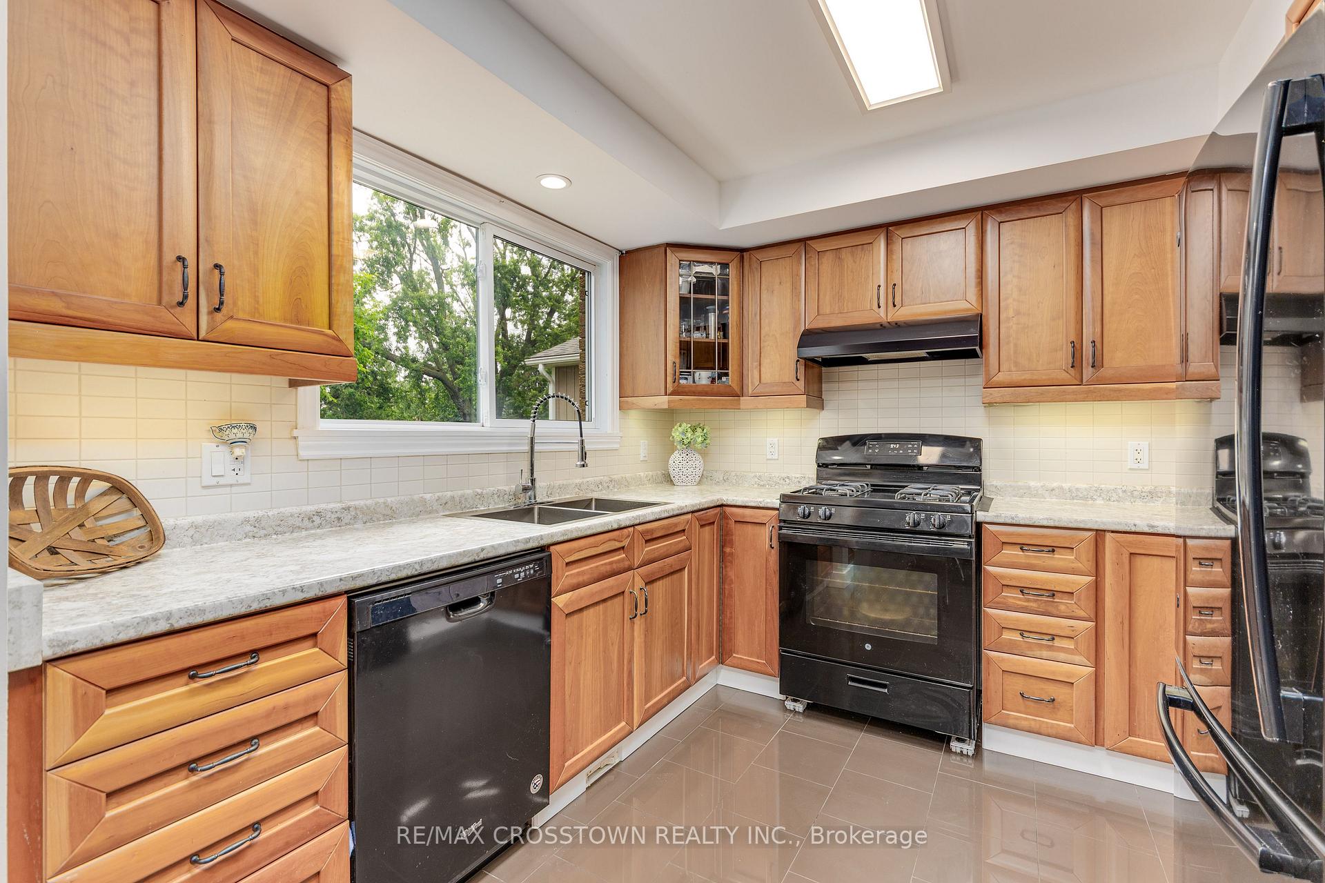Photo 10 of 119 Bayview Drive, Barrie, Allandale Heights — HOMEH