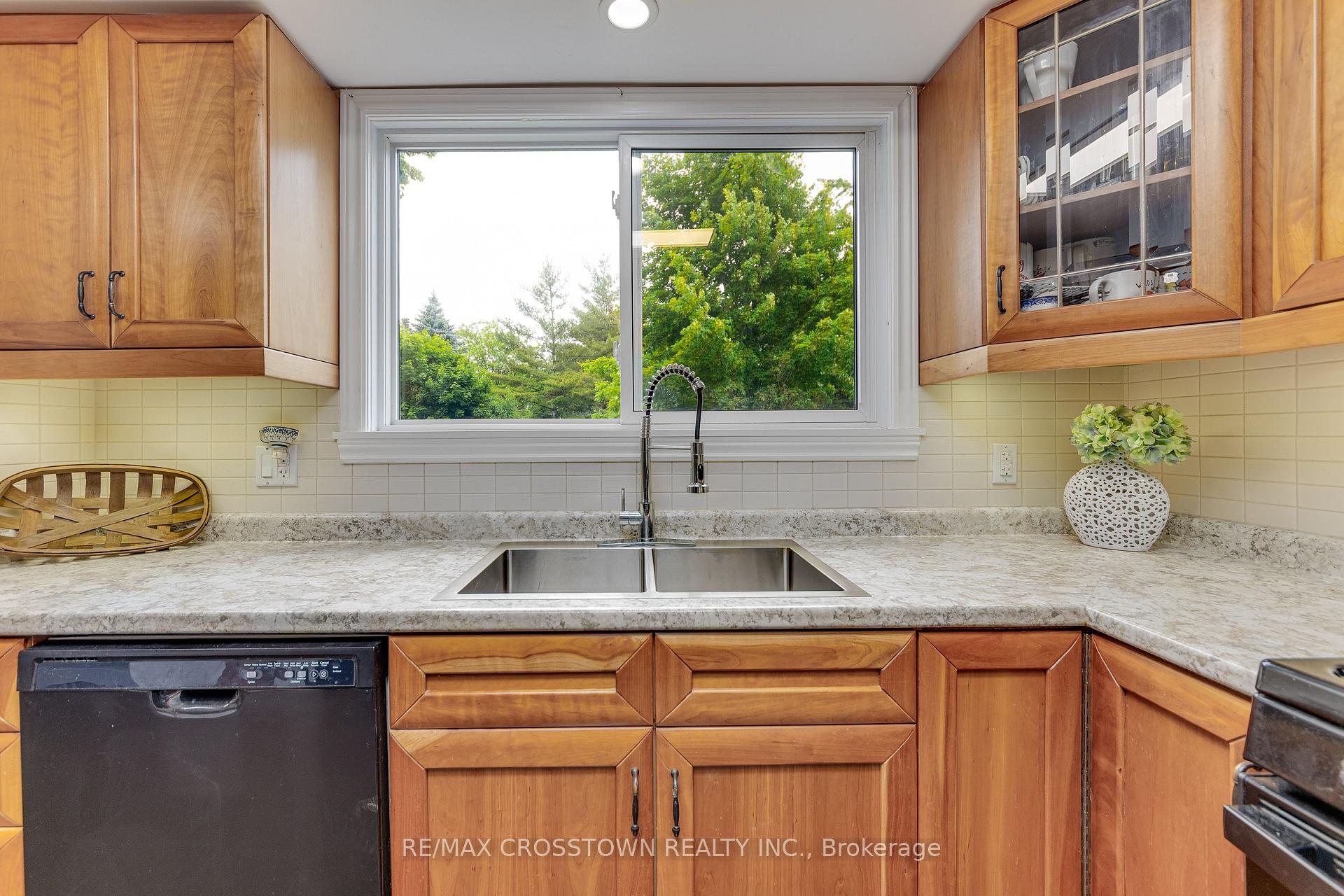 Photo 11 of 119 Bayview Drive, Barrie, Allandale Heights — HOMEH