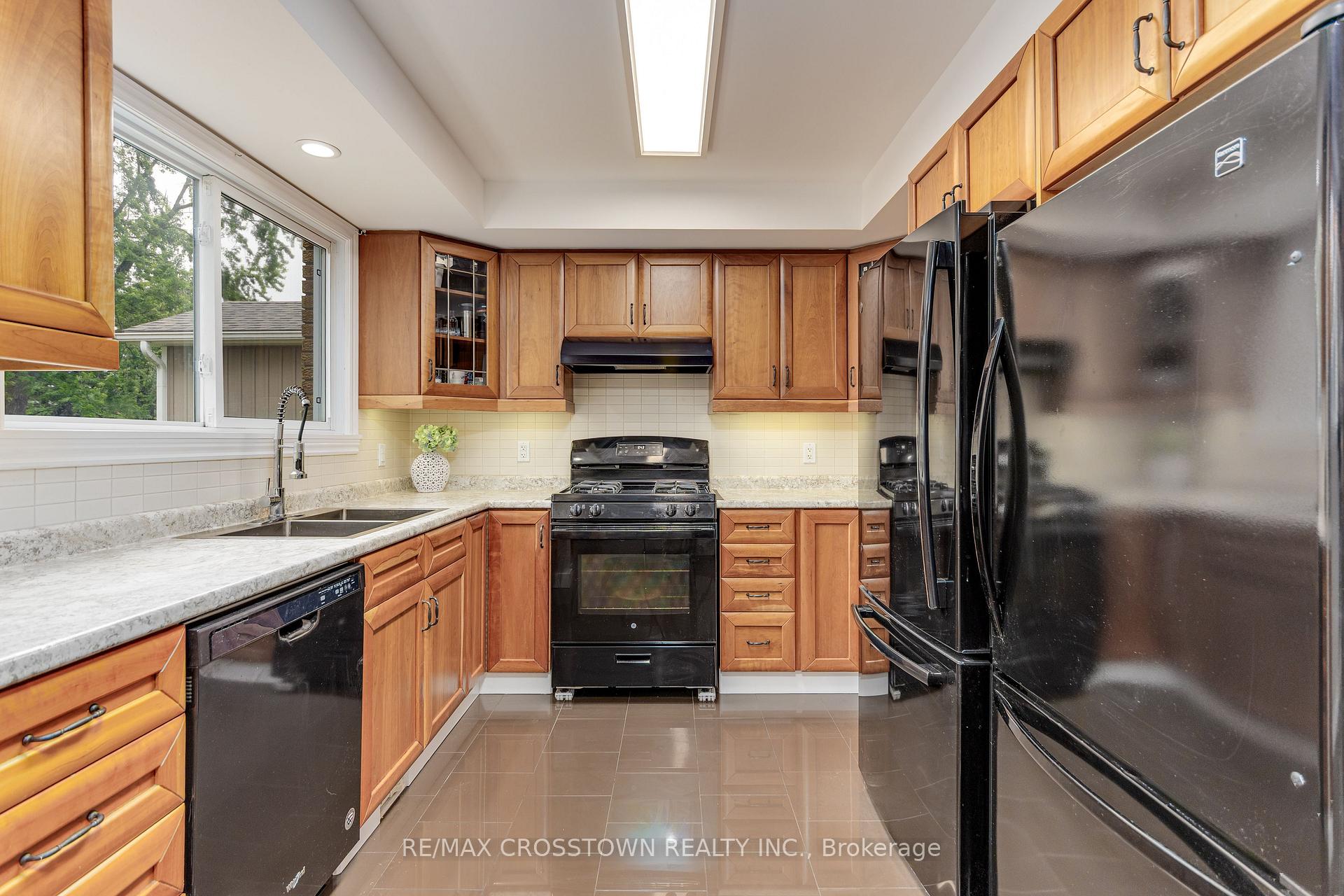 Photo 12 of 119 Bayview Drive, Barrie, Allandale Heights — HOMEH
