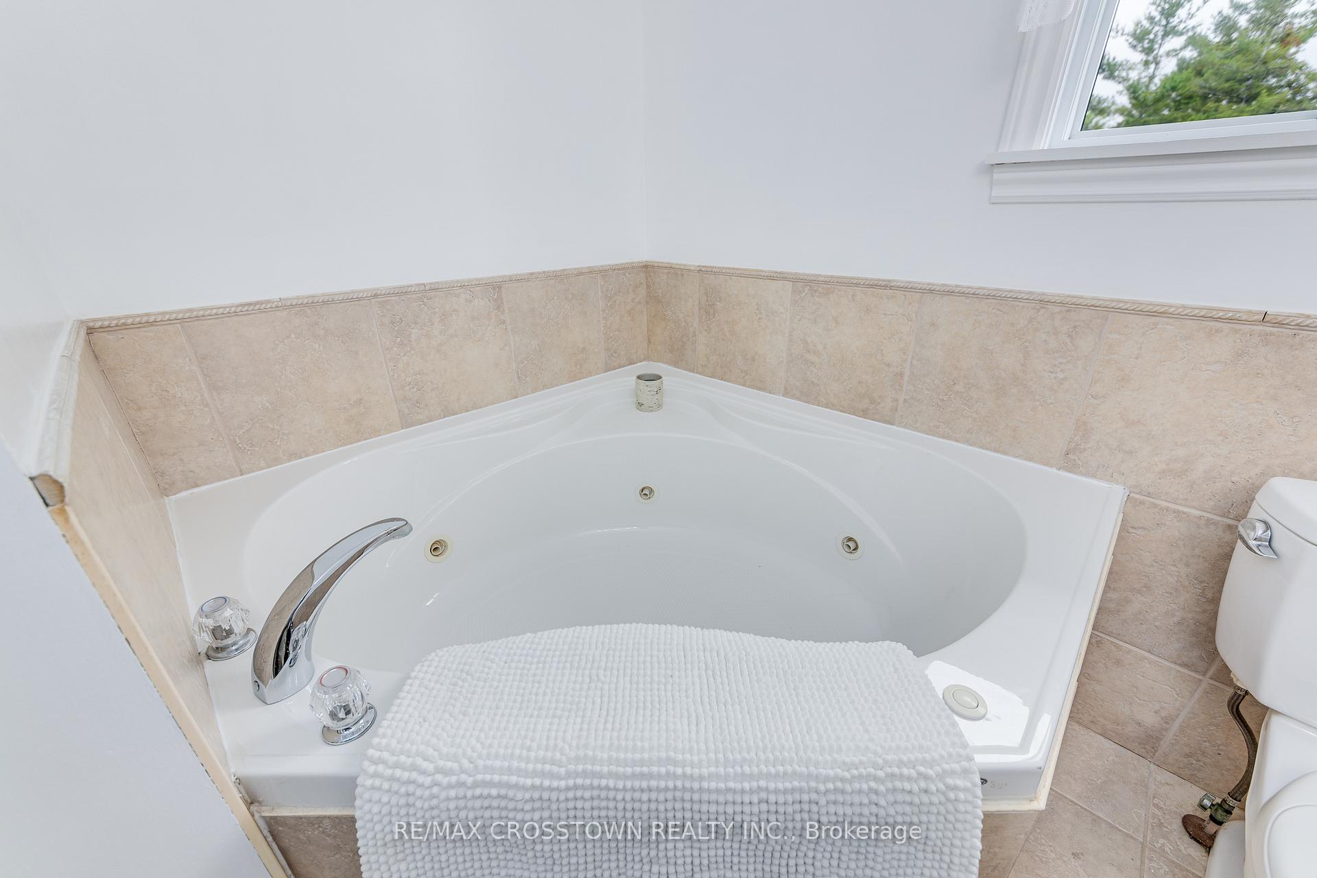 Photo 24 of 119 Bayview Drive, Barrie, Allandale Heights — HOMEH