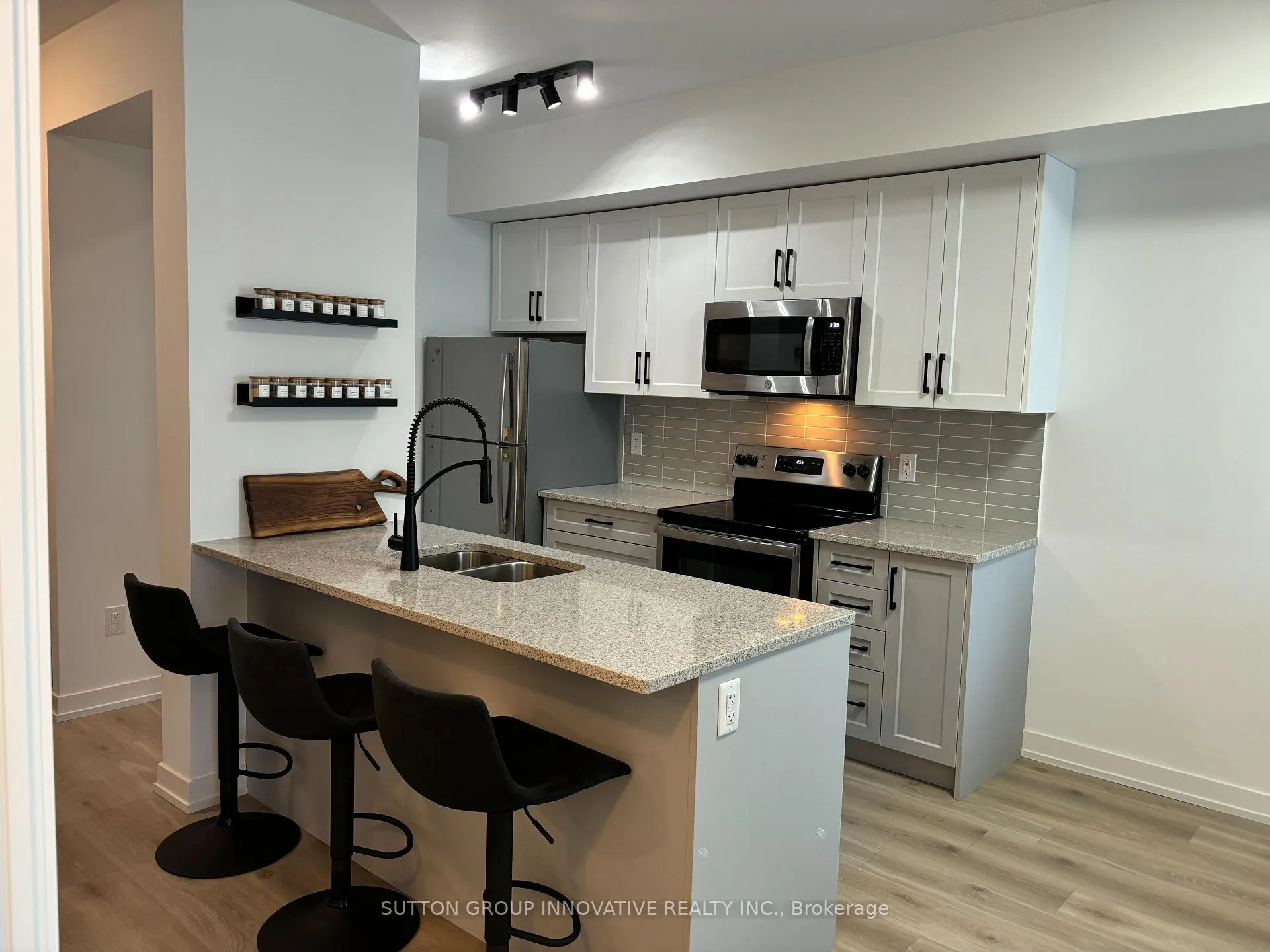 Photo 4 of Unit 204, 550 North Service Road, Grimsby, Grimsby Beach — HOMEH