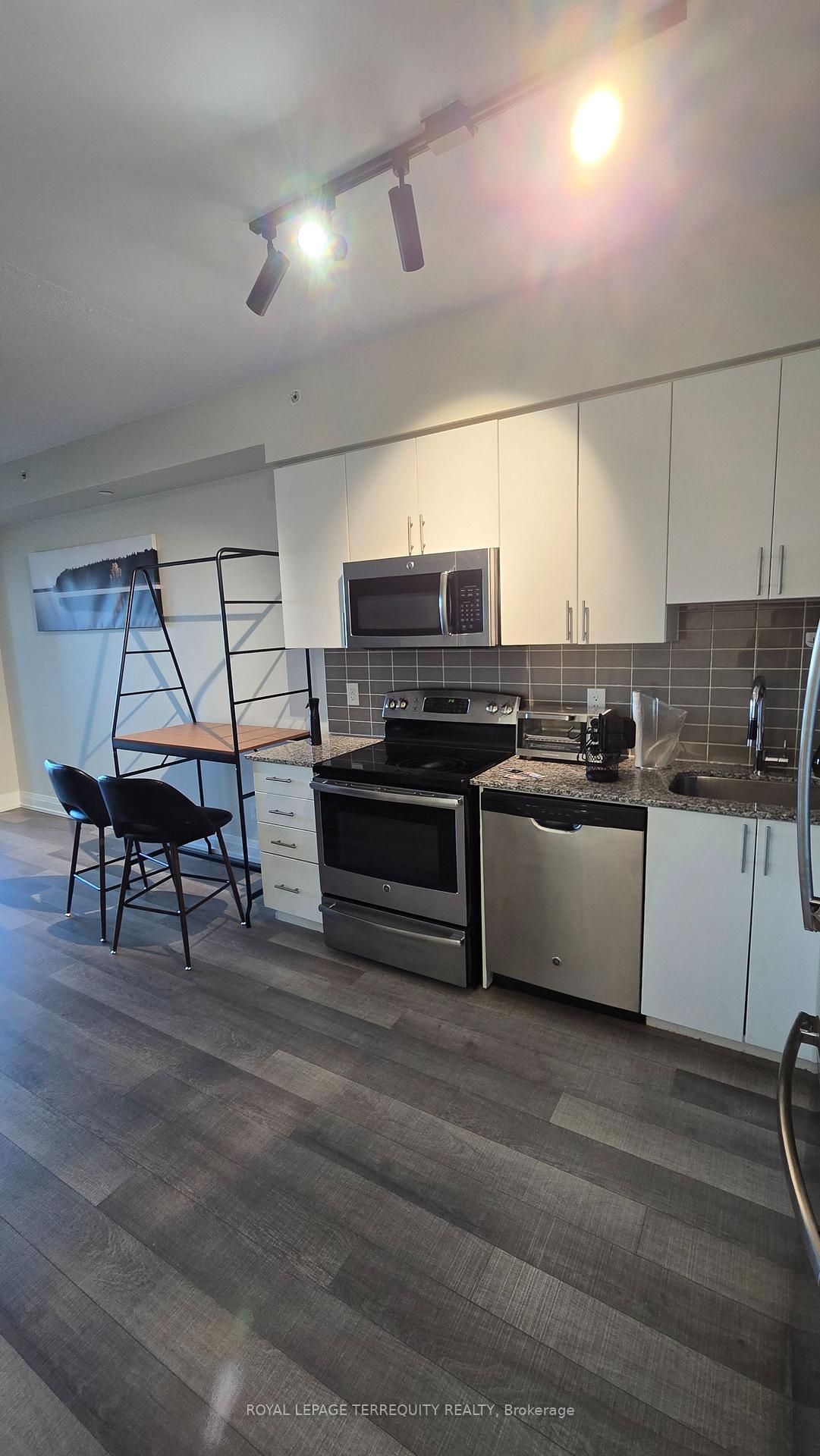 Photo 3 of Unit 1710, 7165 Yonge Street, Markham, Thornhill — HOMEH
