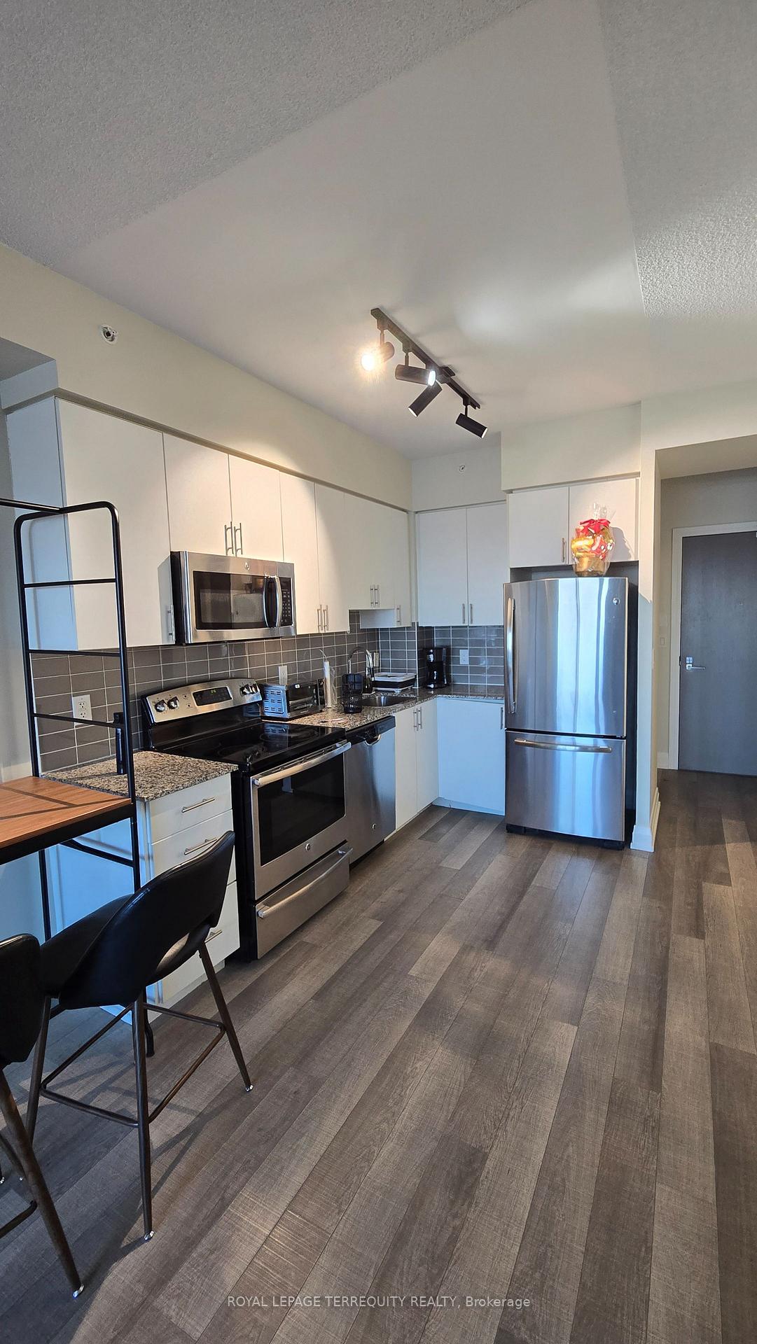 Photo 4 of Unit 1710, 7165 Yonge Street, Markham, Thornhill — HOMEH