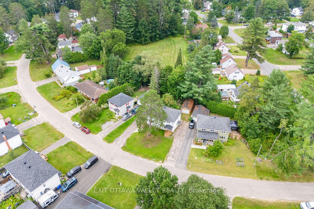 Photo 8 of 4 Faraday Crescent, Deep River — HOMEH