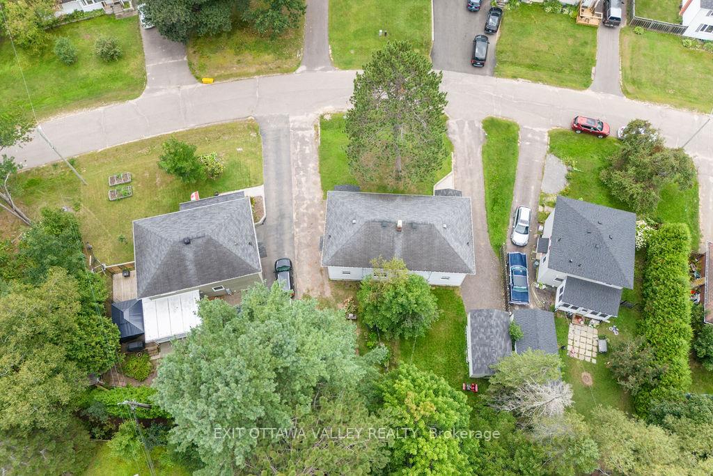 Photo 10 of 4 Faraday Crescent, Deep River — HOMEH