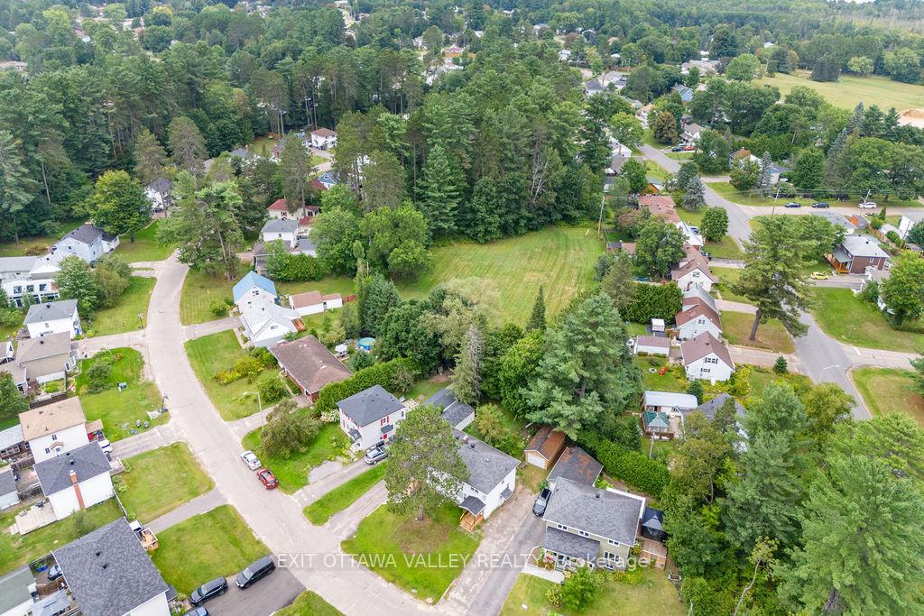 Photo 11 of 4 Faraday Crescent, Deep River — HOMEH