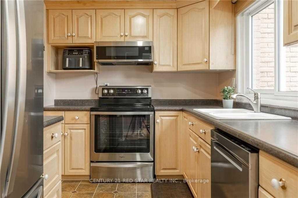 Photo 5 of Unit 3, 151 Gateshead Crescent, Hamilton, Stoney Creek — HOMEH