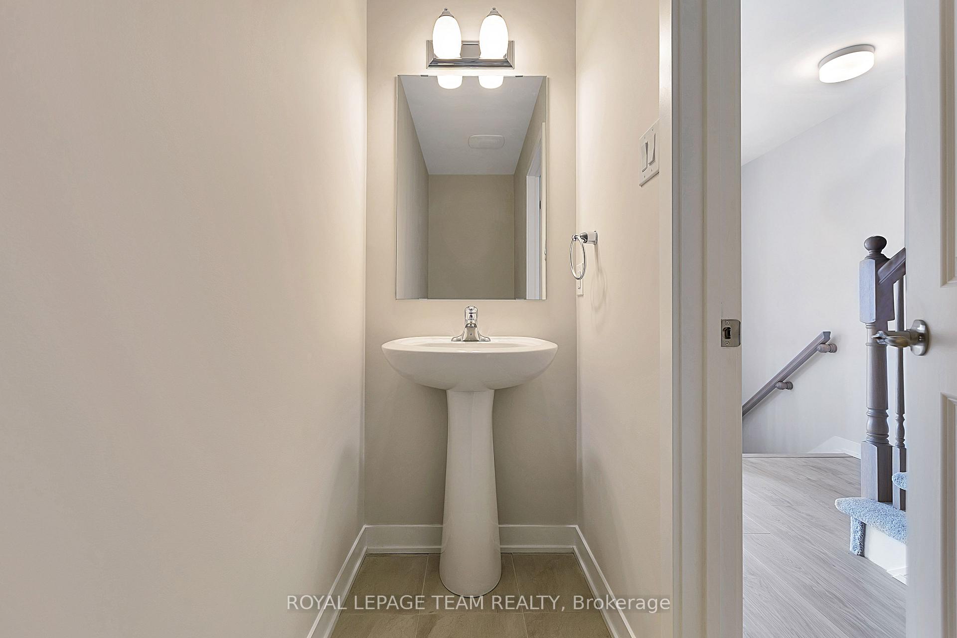 Photo 3 of 100 Parnian Pvt, Ottawa, Barrhaven - Half Moon Bay — HOMEH