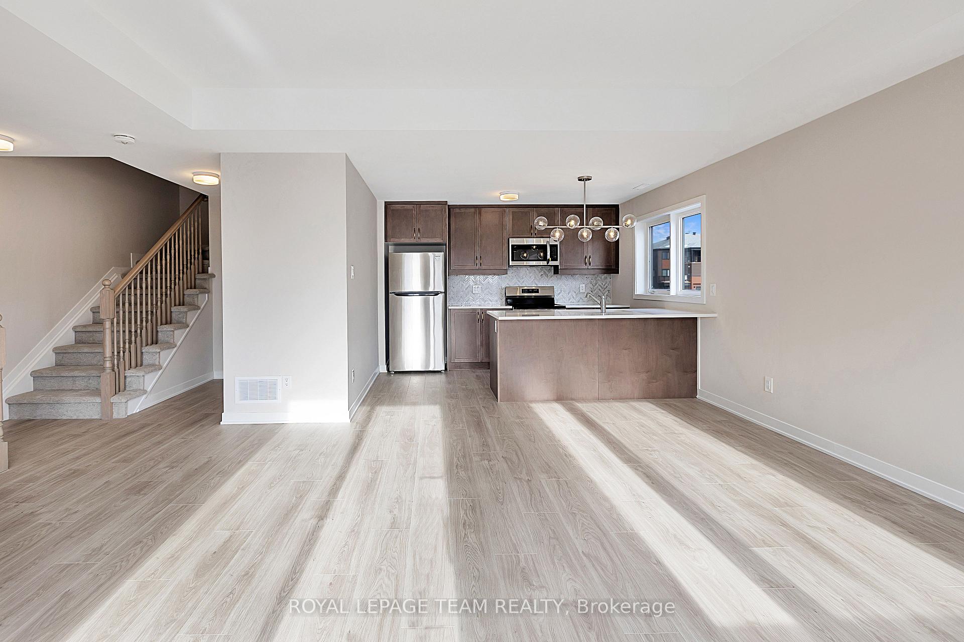 Photo 6 of 100 Parnian Pvt, Ottawa, Barrhaven - Half Moon Bay — HOMEH
