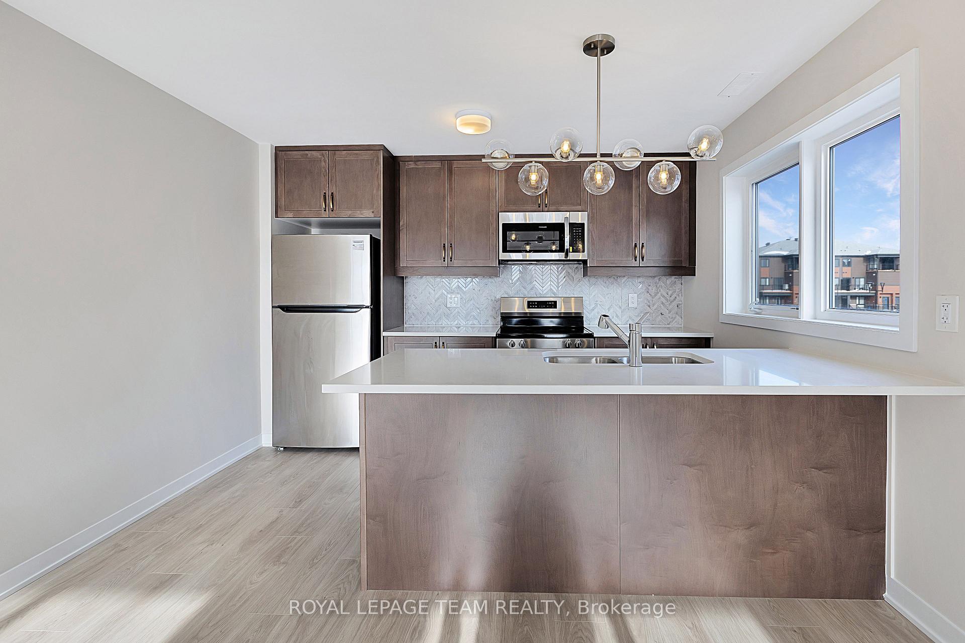 Photo 7 of 100 Parnian Pvt, Ottawa, Barrhaven - Half Moon Bay — HOMEH