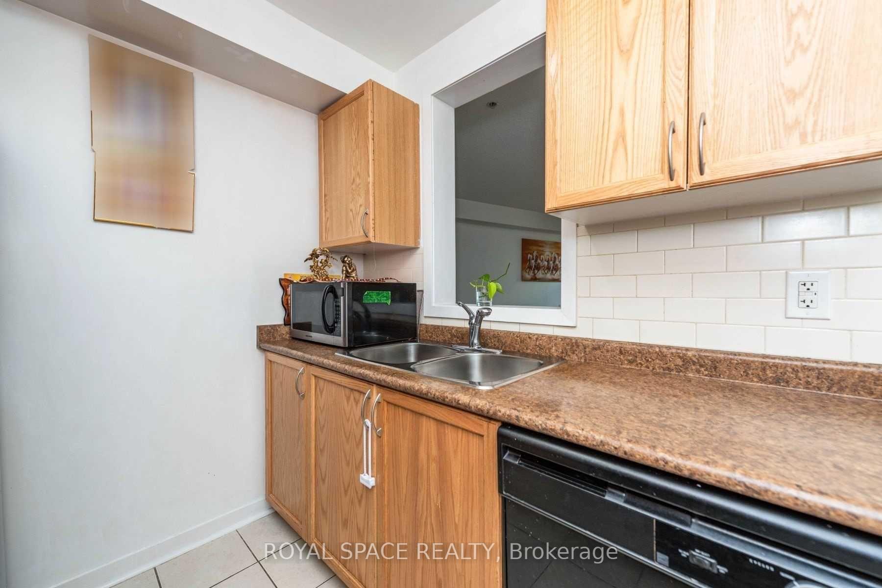 Photo 16 of Unit 1212, 8 Dayspring Circle, Brampton, Goreway Drive Corridor — HOMEH