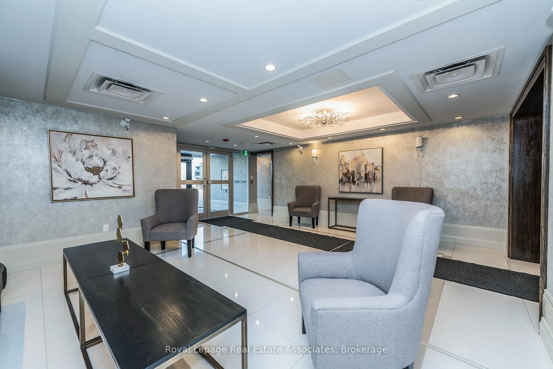 Photo 2 of Unit 304, 40 Via Rosedale Way, Brampton, Sandringham-Wellington — HOMEH