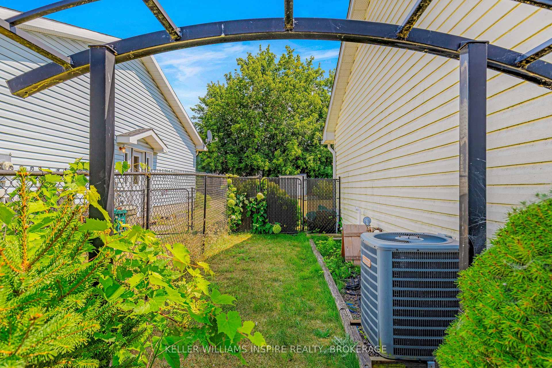 Photo 3 of 5327 Maple Street S, Edwardsburgh/Cardinal, Town of Cardinal — HOMEH