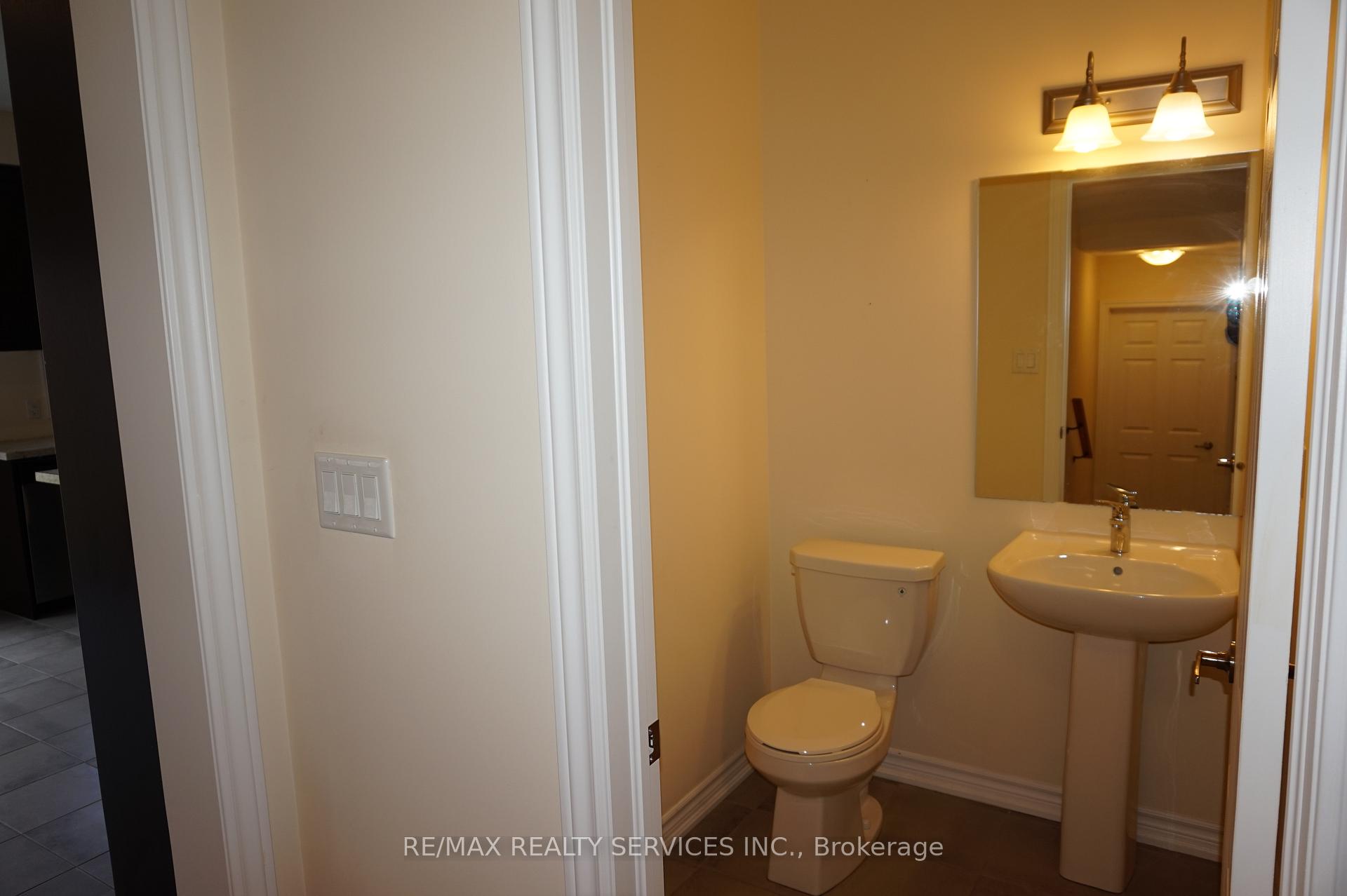 Photo 10 of 38 Arthur Mclaughlin Street, Clarington, Bowmanville — HOMEH