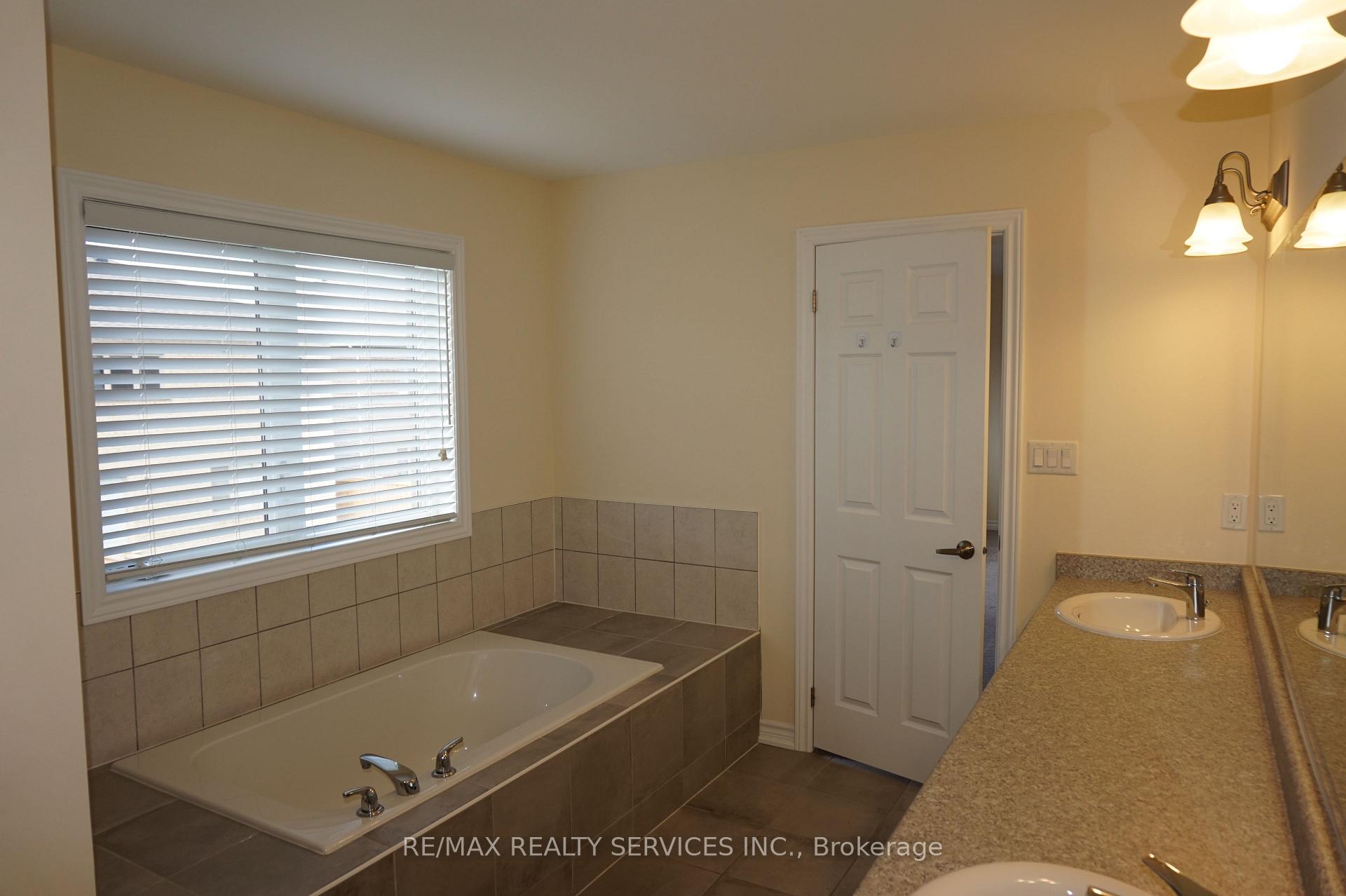 Photo 13 of 38 Arthur Mclaughlin Street, Clarington, Bowmanville — HOMEH