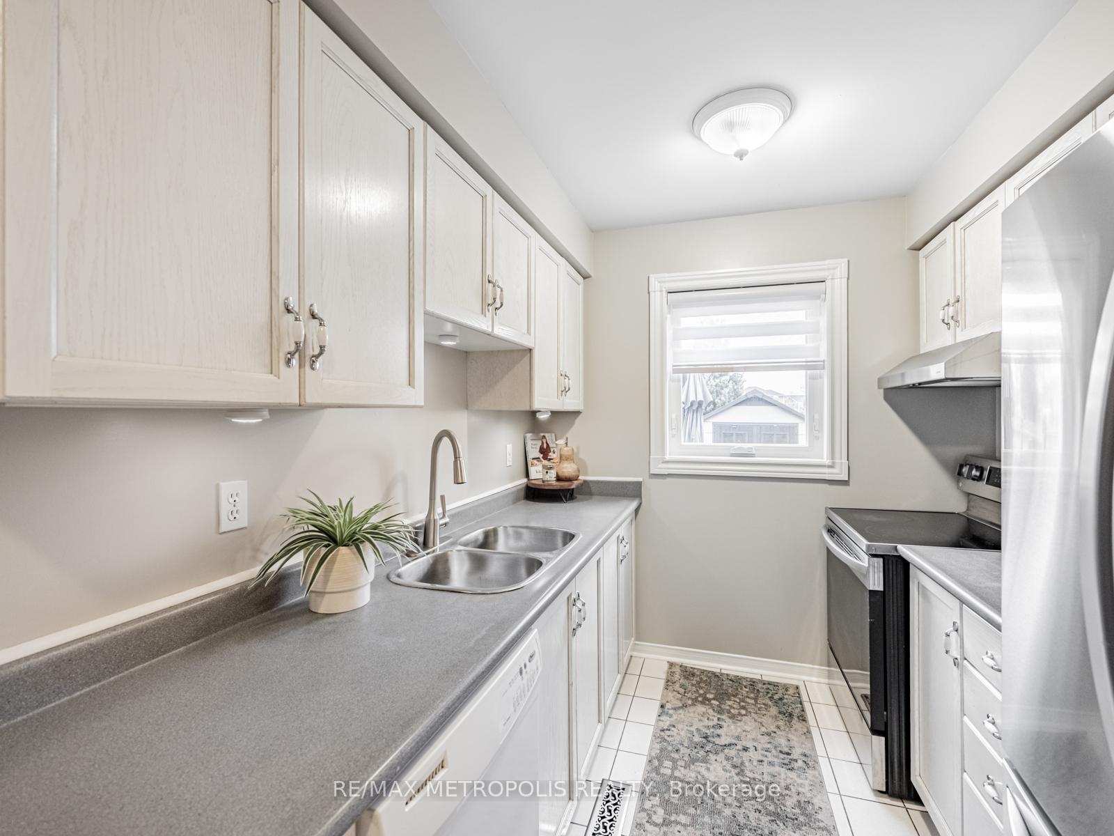 Photo 11 of 23 Torada Court, Brampton, Snelgrove — HOMEH