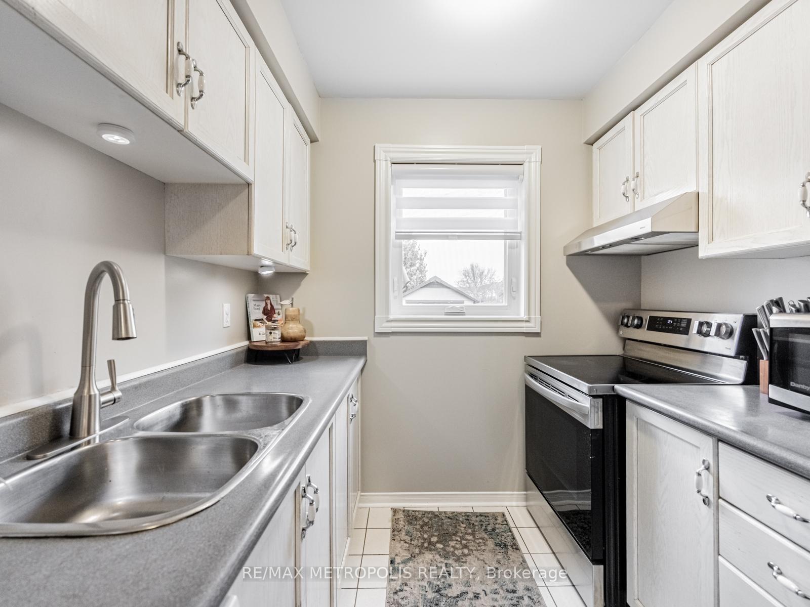 Photo 12 of 23 Torada Court, Brampton, Snelgrove — HOMEH